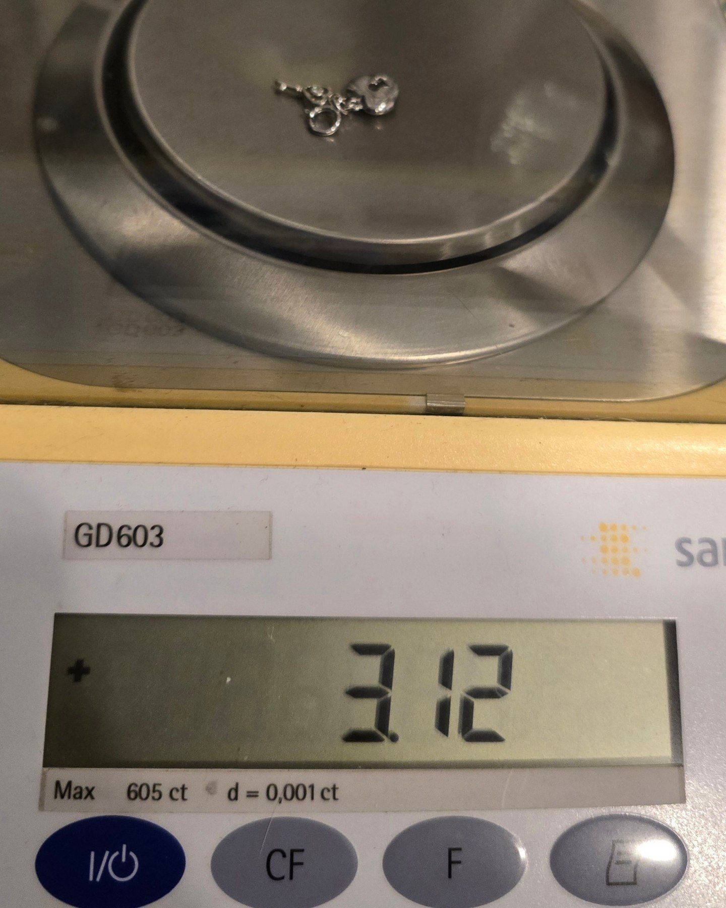 🚫ปิดการขาย(SoIdOut)🚫จี้ทองคำขาว 18K แบรนด์ Jubilee เพชรเกสร 1 ตัง 1 เม็ด น้ำ 99(E) ความสะอาด vvs ตัวเก่ายุค 2010's สภาพ: มีร่องรอยการใช้ทั่วไปเล็กน้อย น้ำหนัก 3.12 กรัม ราคา 7,500.-(Net)