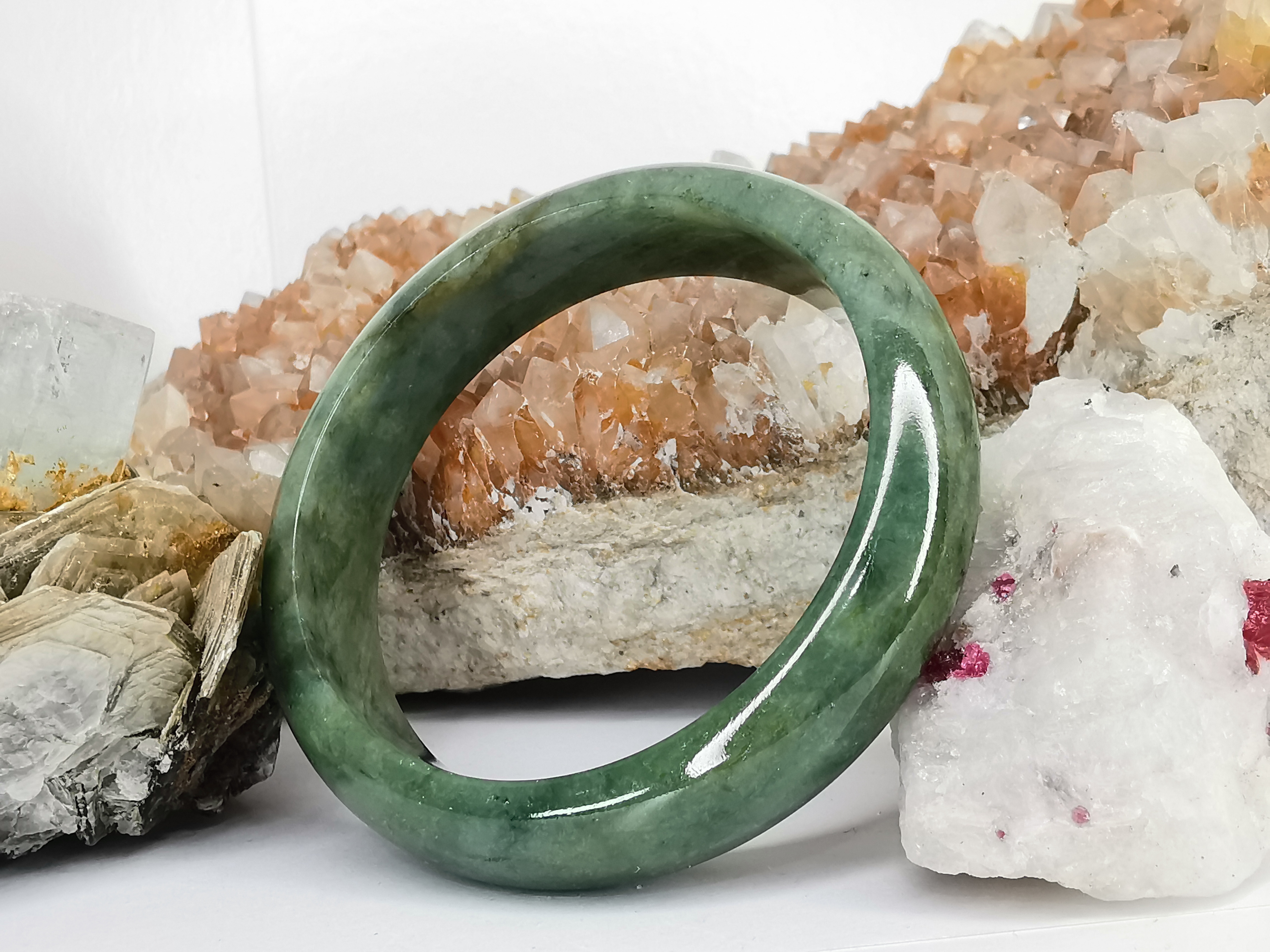 Green Bangle กำไลหยกเจไดต์แท้ Diameter/ เส้นผ่านศูนย์กลางด้านใน 58 mm.