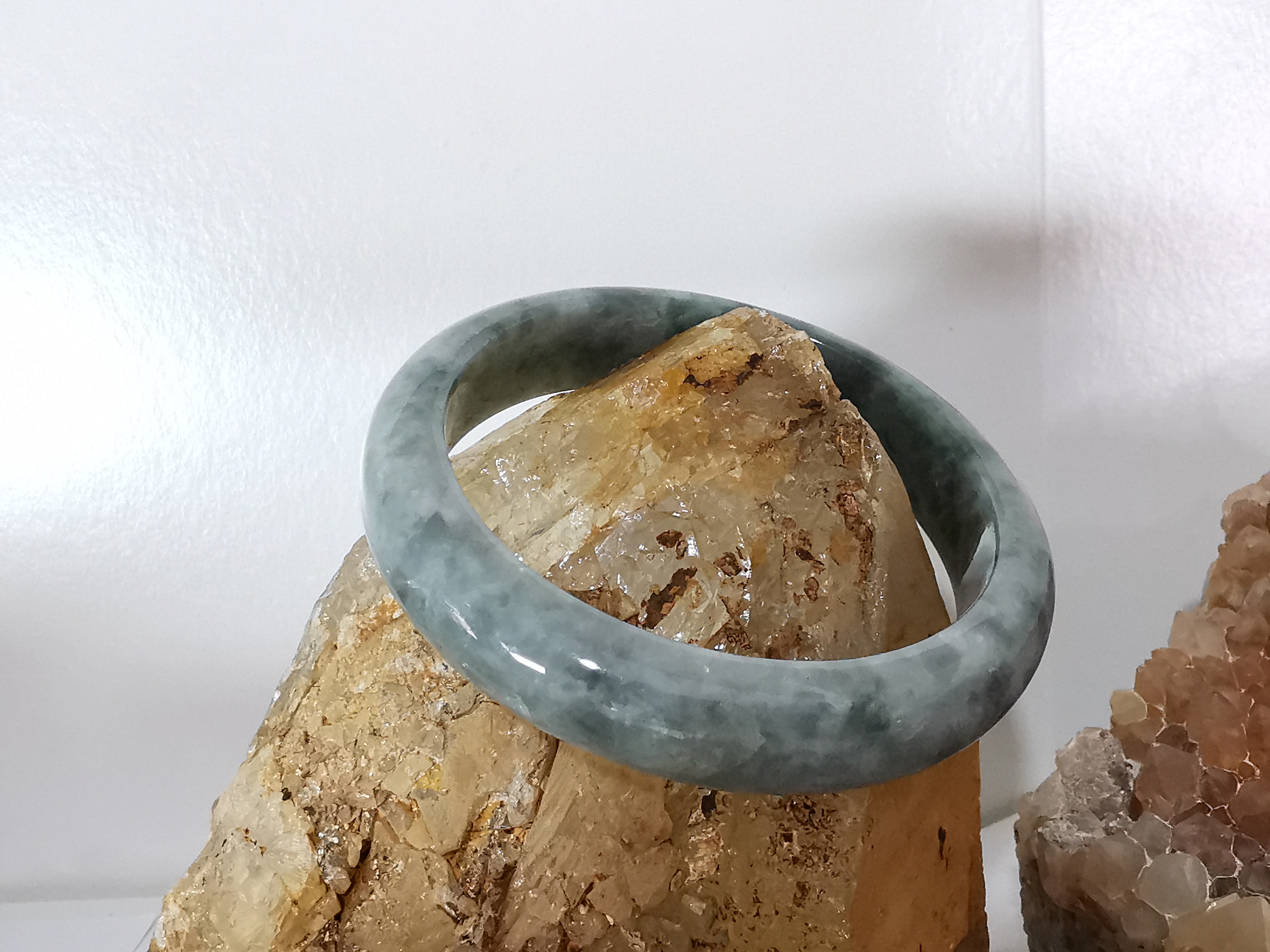 Green Bangle กำไลหยกเจไดต์แท้ Diameter/ เส้นผ่านศูนย์กลางด้านใน 59 mm.