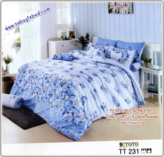 ผ้าปูที่นอนลายดอกกุหลาบสีฟ้า จัดช่อจับกลุ่มอยู่ชายผ้า คาดด้วยลายริ้วสีขาว - TT231 - ชุดเครื่องนอนโตโต้ลายดอกกุหลาบ TOTO ไม่มีรอยต่อ ยางยืดรัดรอบที่นอน