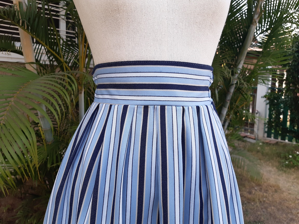 กระโปรงสีฟ้า