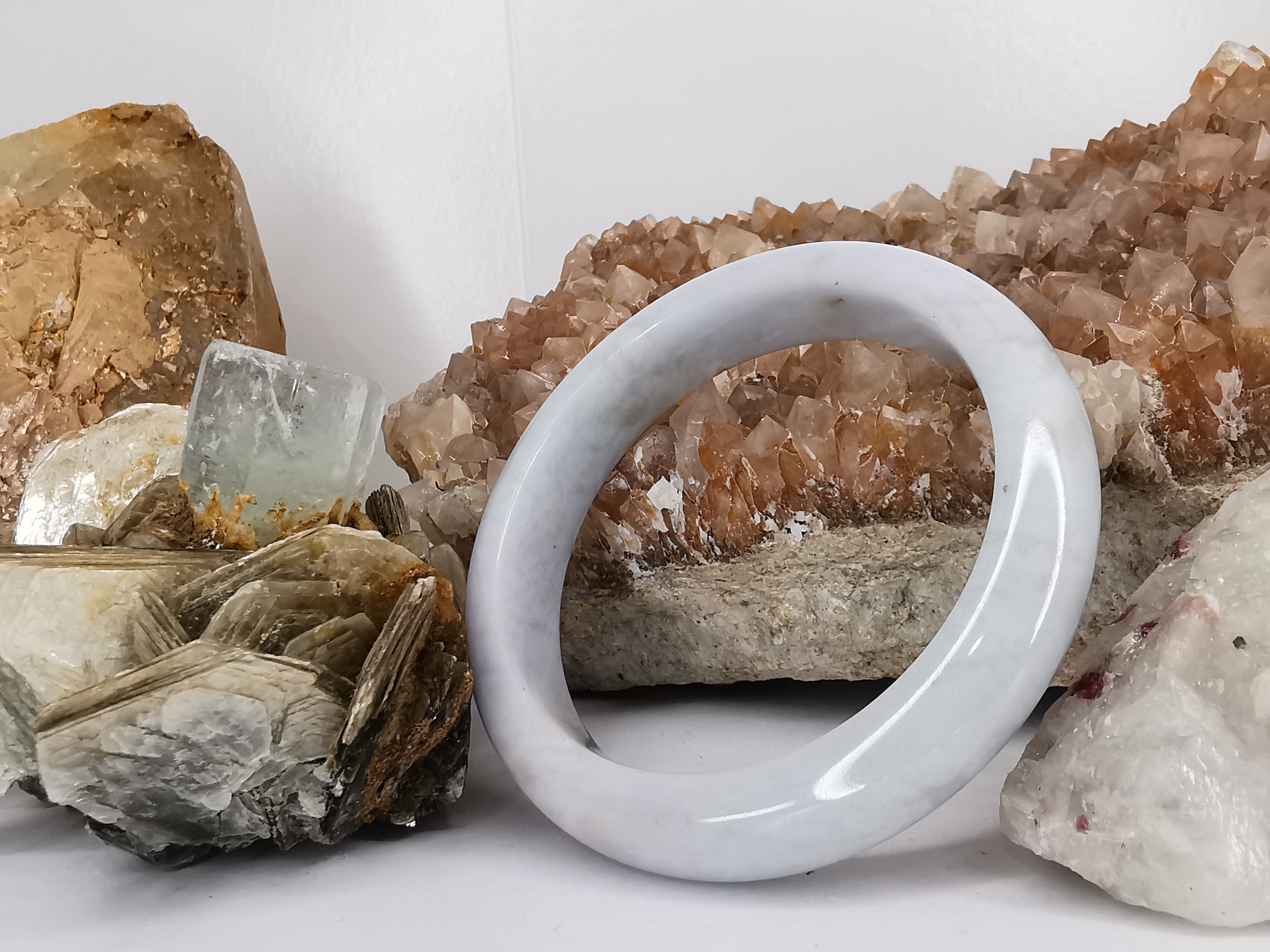 White Green Bangle กำไลหยกเจไดต์แท้ Diameter/ เส้นผ่านศูนย์กลางด้านใน 59 mm.