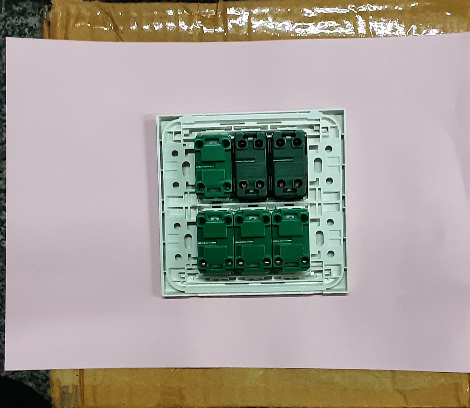 Panasonic ปลั้กไฟ ชุดสวิตซ์ไฟสำเร็จ Panasonic เต้ารับเดียว 4 ช่อง สวิตซ์ 2 ช่อง พร้อมหน้ากาก 6 ช่อง บล็อกลอย4x4 สีขาว