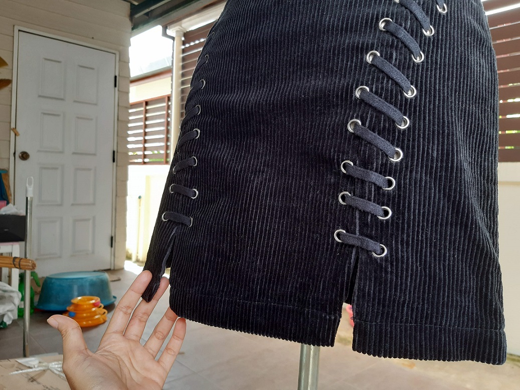 กระโปรงสั้นผ้าลูกฟูกสีดำ แบรนด์ FOREVER 21