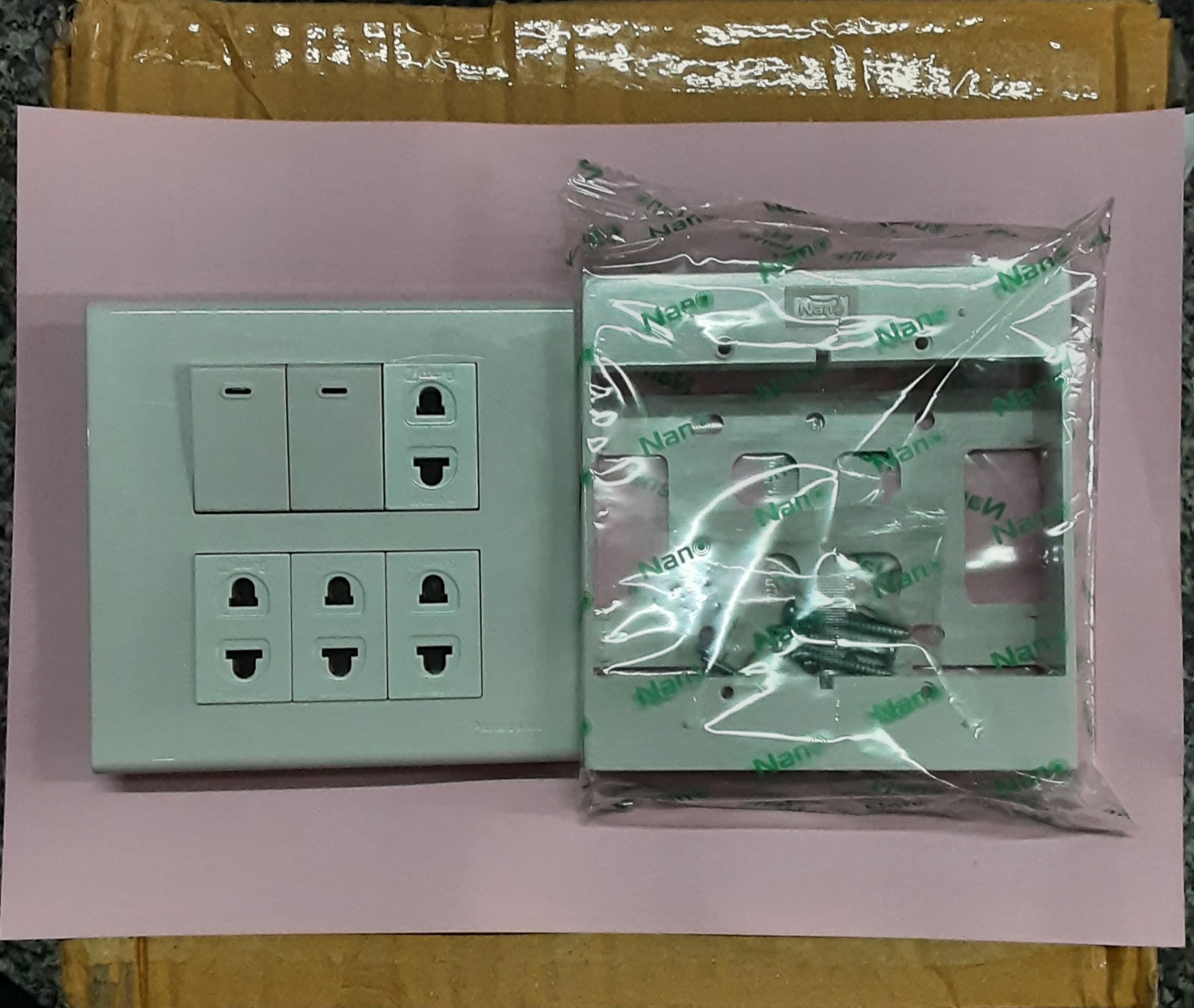 Panasonic ปลั้กไฟ ชุดสวิตซ์ไฟสำเร็จ Panasonic เต้ารับเดียว 4 ช่อง สวิตซ์ 2 ช่อง พร้อมหน้ากาก 6 ช่อง บล็อกลอย4x4 สีขาว