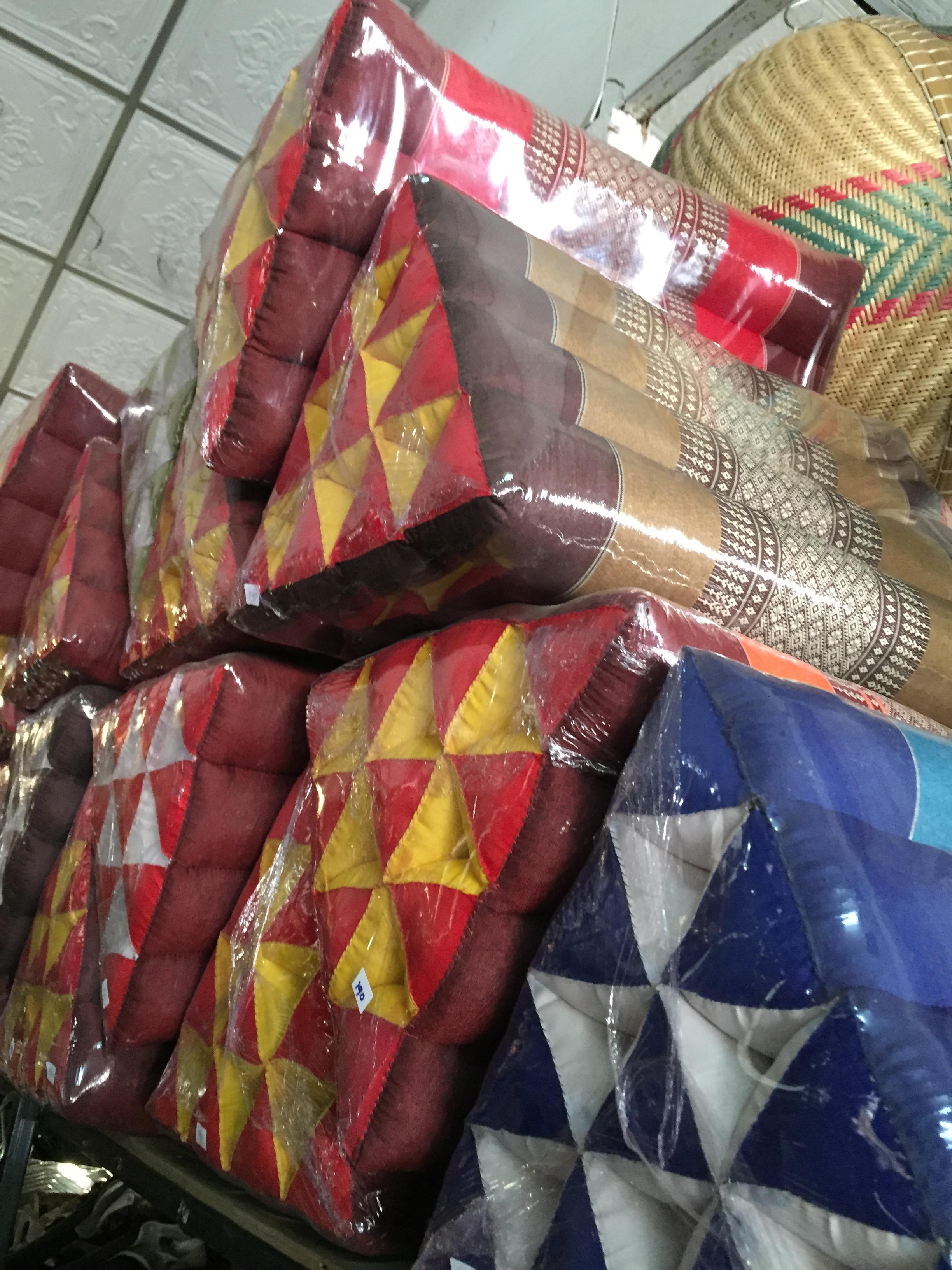 หมอนอิงสามเหลี่ยม