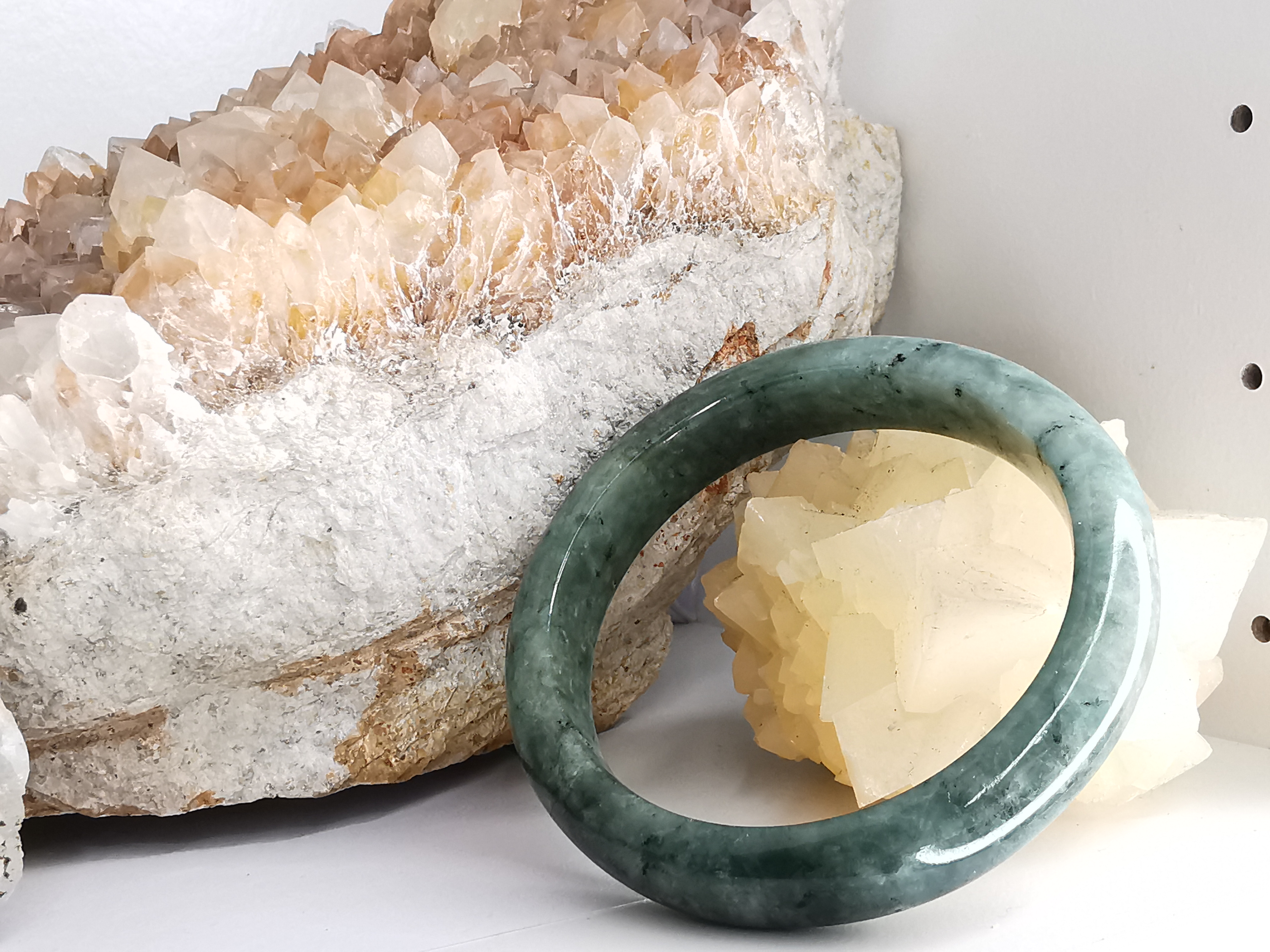 Green Bangle กำไลหยกเจไดต์แท้ Diameter/ เส้นผ่านศูนย์กลางด้านใน 56 mm.