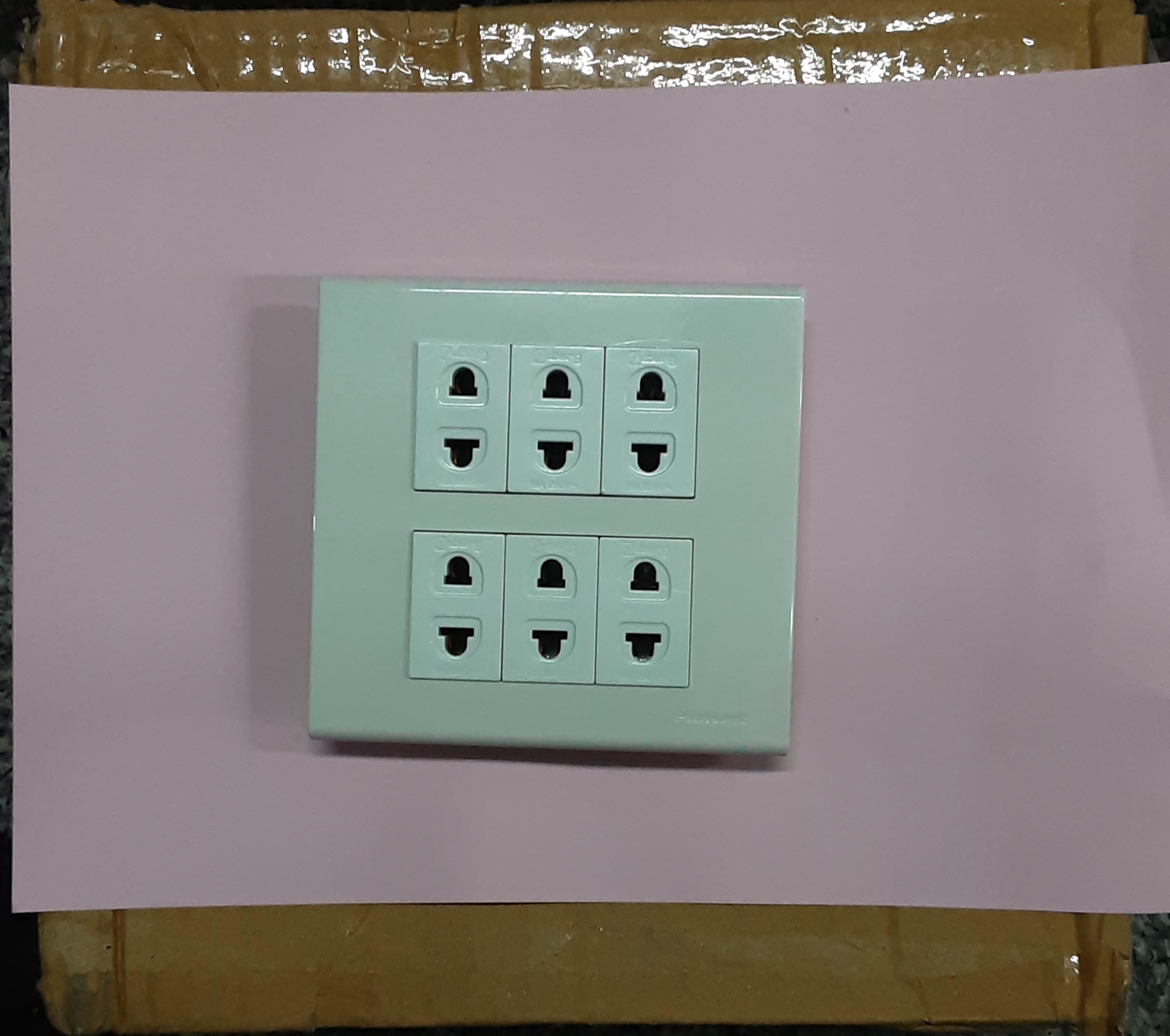 ชุดสวิตซ์ไฟสำเร็จ Panasonic เต้ารับเดียว 6 ช่อง พร้อมหน้ากาก 6 ช่อง บล็อกลอย4x4 สีขาว