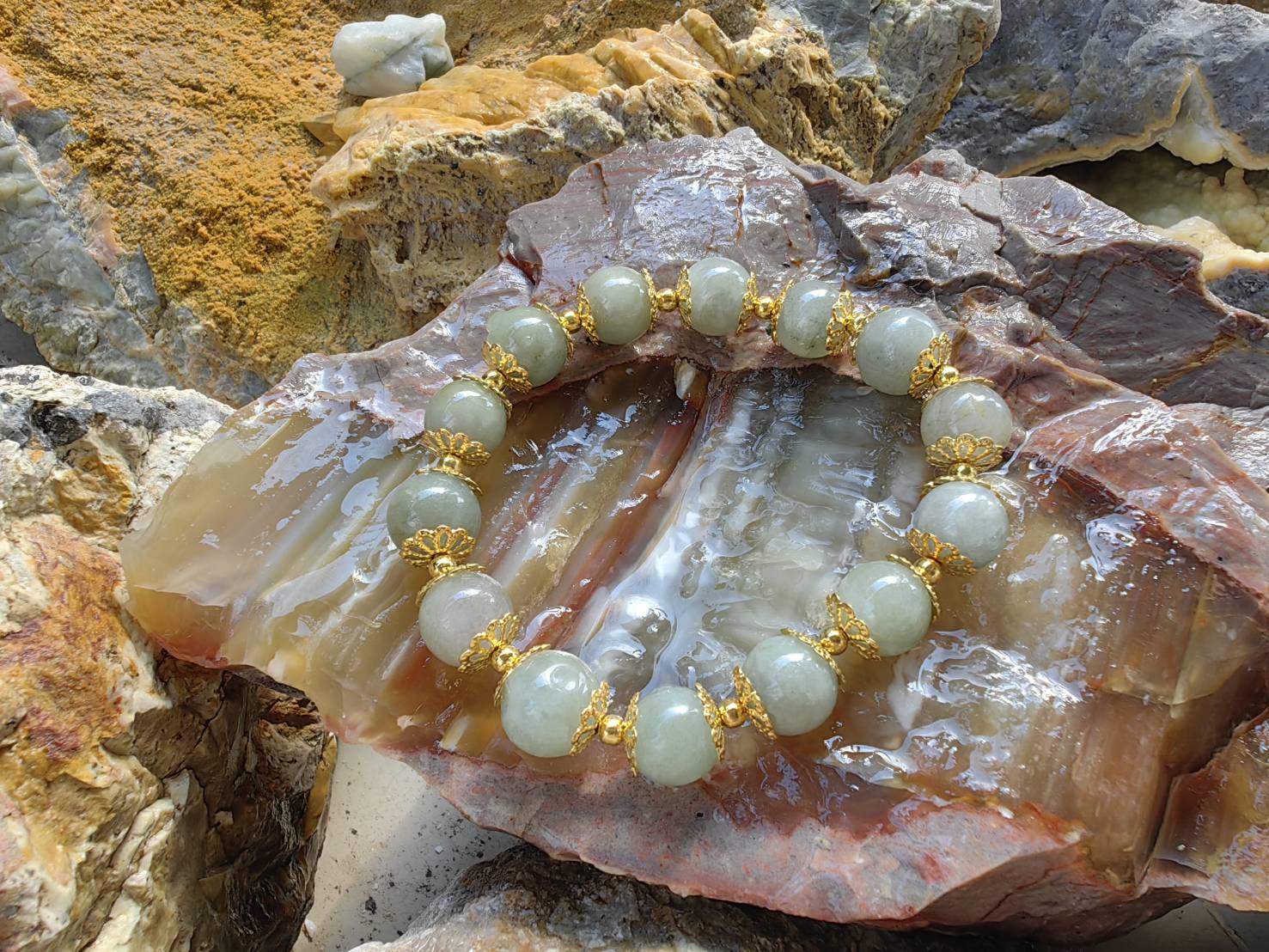 Burmese Jadeite Bracelets (Light Green) Round 10 mm. Flower Gold Plated กำไลข้อมือหยกพม่า เขียวอ่อน กลม 10 mm. คั่นดอกไม้ทอง Free Size