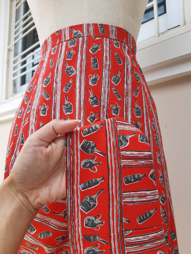 กระโปรงพลีทสีแดงลายขวดแชมเปญ (Vintage skirt)