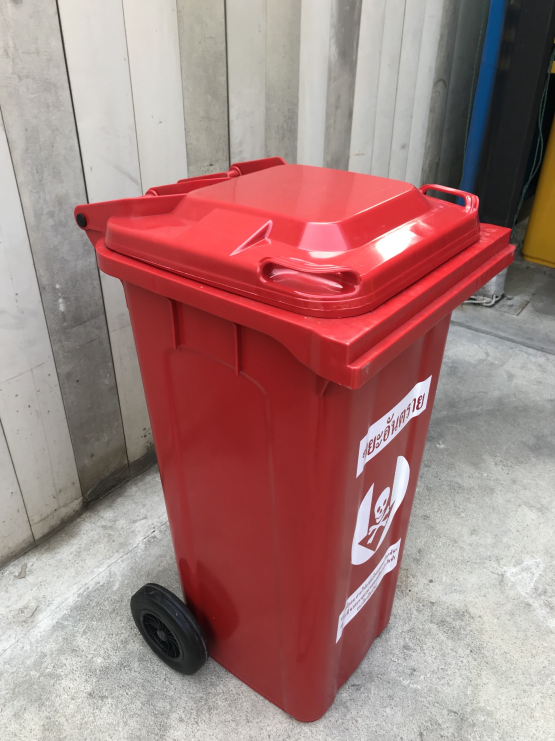 ถังขยะพร้อมล้อเข็น 120 ลิตร ฝาเรียบ