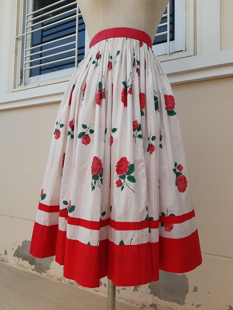 กระโปรงบานสีแดงลายดอกกุหลาบ
