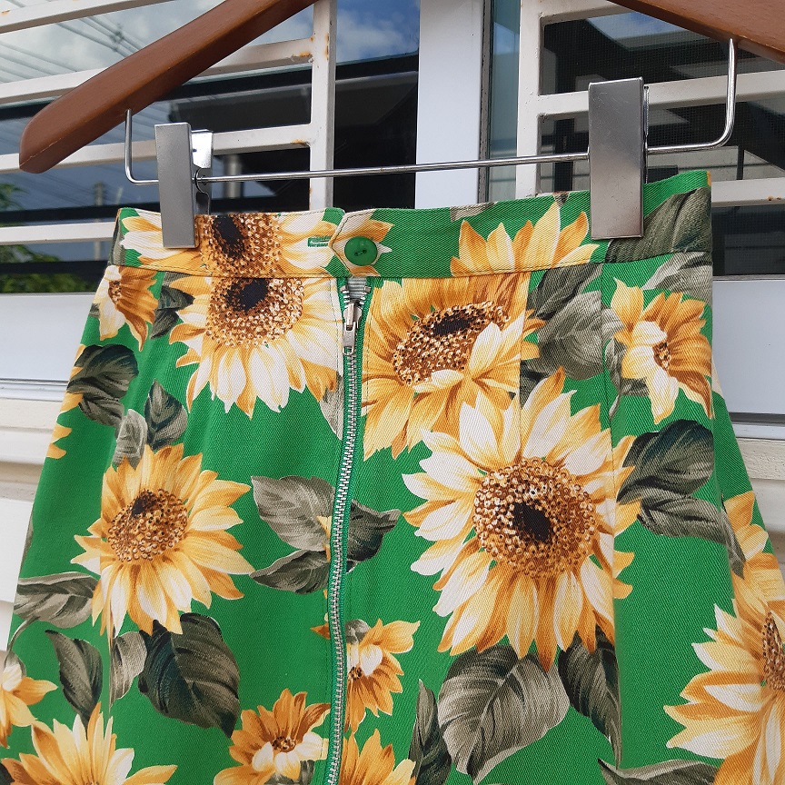 🔥 SALE 50% 🔥 กระโปรงวินเทจสีเขียวลายทานตะวัน 🌻 ซิปหน้า ykk ใส่ได้ 2 ด้าน อีกฝั่งเป็นลายทางสีเขียว-ขาว (Floral & Stripe pattern)