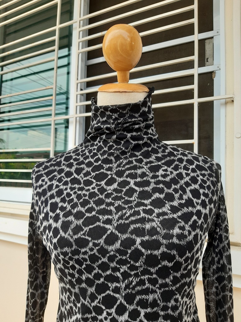 เสื้อผ้ายืดแขนยาวลายเสือสีดำ คอปีน ช่วงแขนเป็นผ้าซีทรู