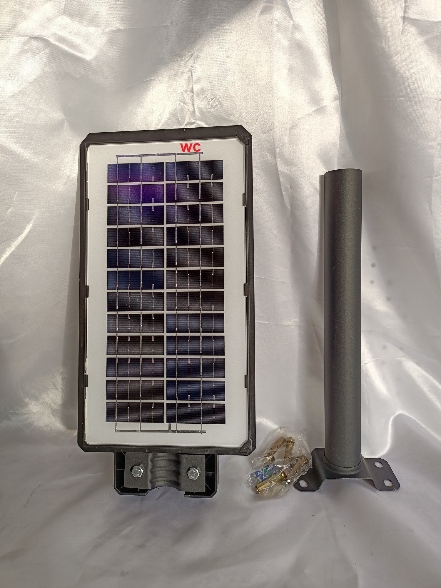 โคมไฟถนนโซล่าเซลล์ 1000W พร้อมขาแป้นจับ แบรน์ ONESTAR แสงขาว กันฝน กันน้ำ ไฟถนนโซล่าเซล ประกัน 3เดือน ไฟสวน ไฟLEDโซล่าเซลล์ IP67