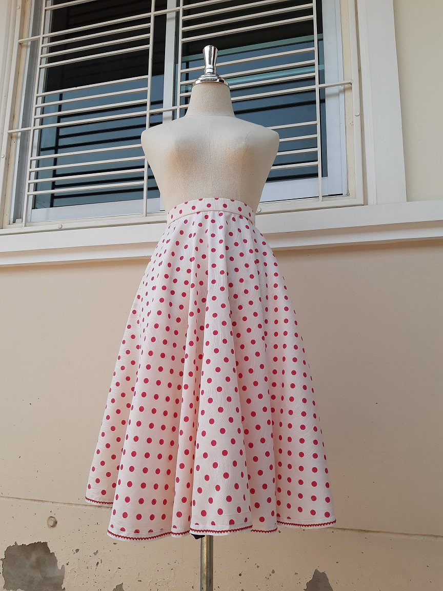 กระโปรงบานลายจุดสีชมพู