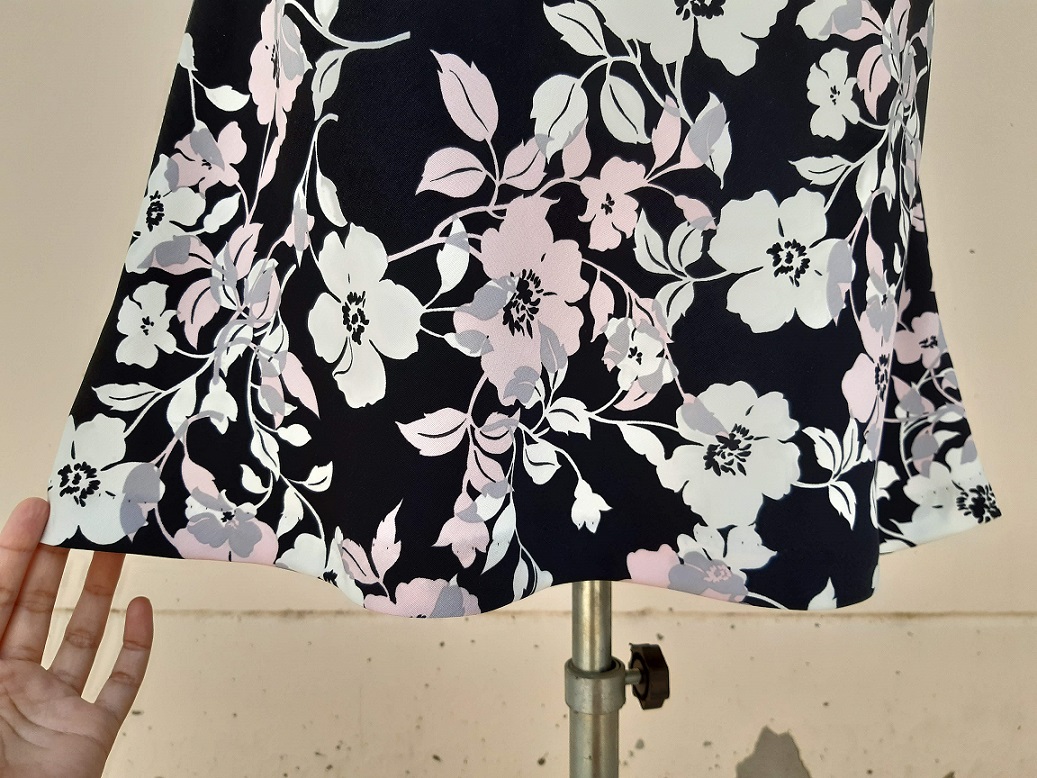 กระโปรงทรงระบายสีดำลายดอกไม้