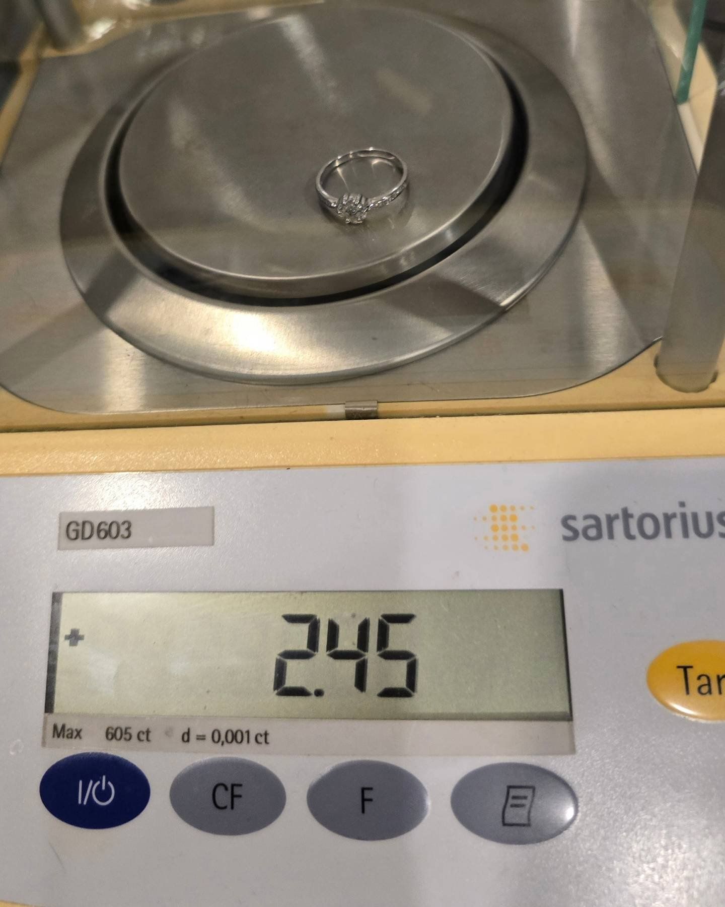 แหวนทองคำขาว 18K เพชรเกสร 5 ตัง 1 เม็ด 3 ตัง 6 เม็ด 0.5 ตัง 10 เม็ด รวม 28 ตัง น้ำ 96-98 ความสะอาด vs1-2 ไซส์ 53 หน้ากว้าง 6 มิล น้ำหนัก 2.45 กรัม ราคา 7,800.-(Net)