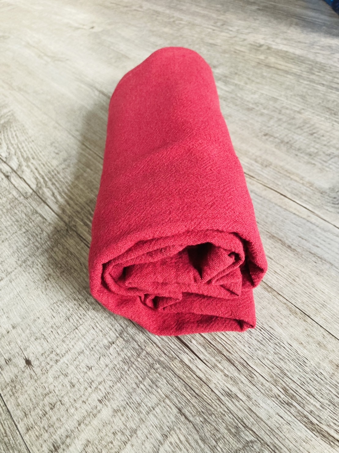 G 200058 ผ้าชาวเขาสีพื้นแดงสด ราคาเช่า 30 บาท ต่อ 1 วัน