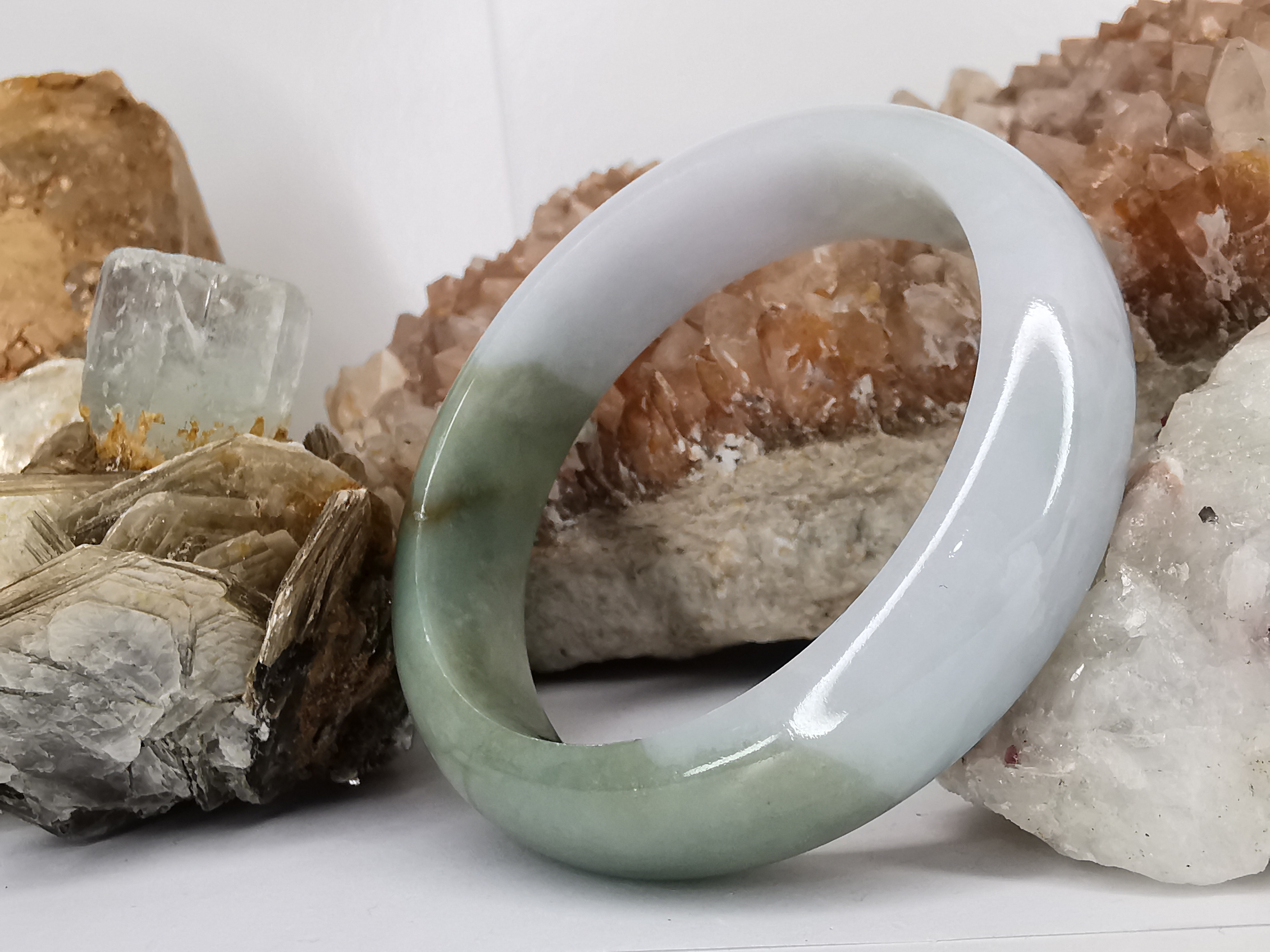 Green White Bangle กำไลหยกเจไดต์แท้ Diameter/ เส้นผ่านศูนย์กลางด้านใน 55 mm.