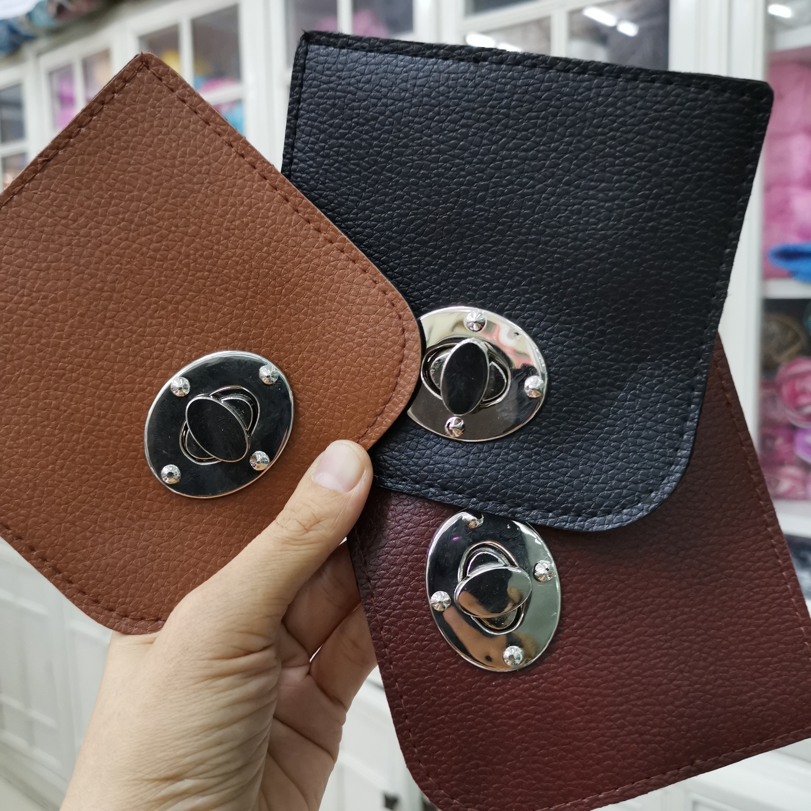 หน้ากระเป๋า ปากลูกบิด กว้าง12cm. X 12cm. คลิกเลือกสี (ในรายการไม่มีหมุดนะคะ)