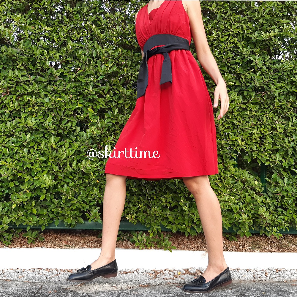 เดรสสีแดง ผูกโบว์สีดำ