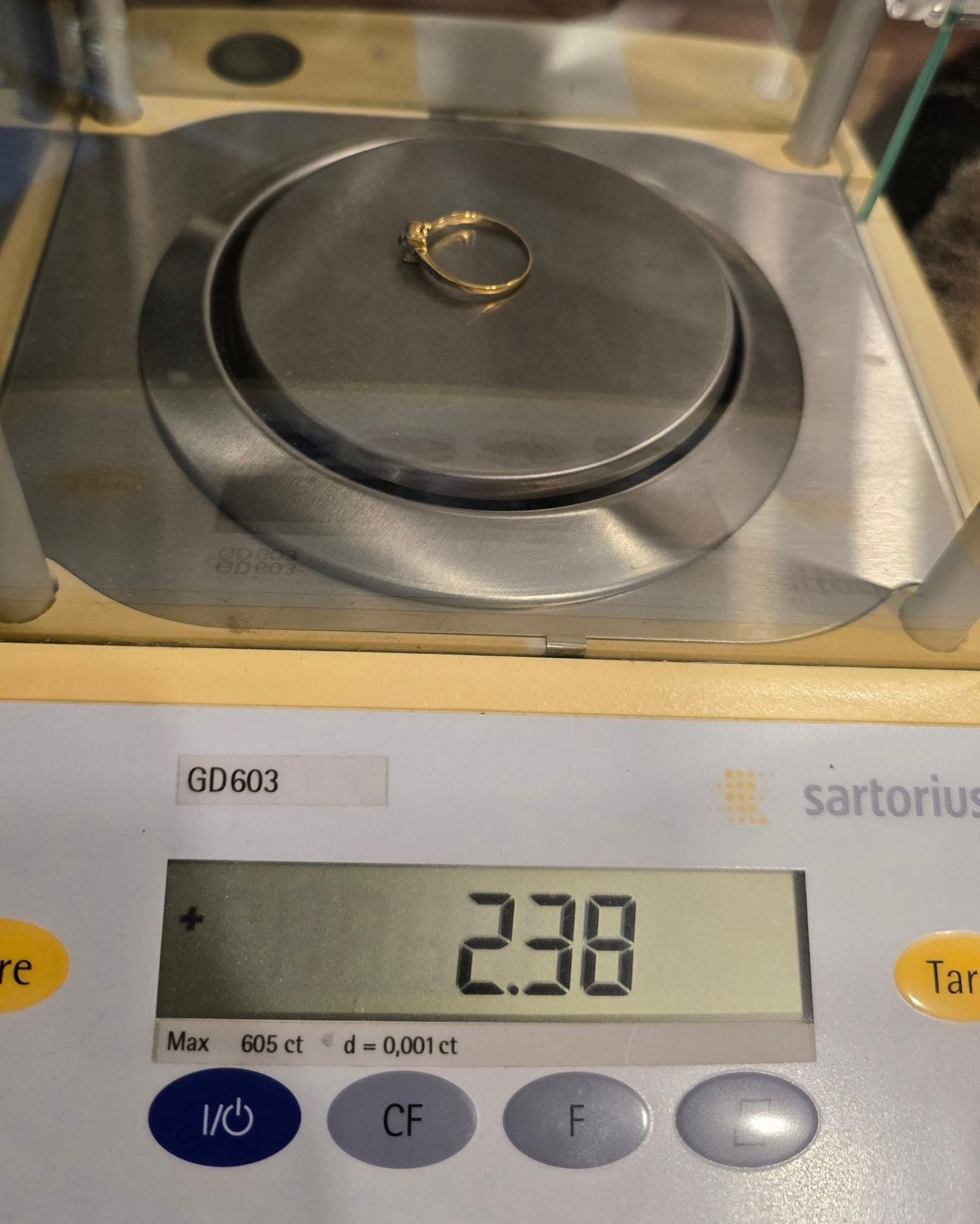 แหวนทองคำ 18K เพชรเกสร 7 ตัง 4 เม็ด 0.5 ตัง 10 เม็ด รวม 33 ตัง น้ำ 96-98 ความสะอาด vvs-vs ไซส์ 59 น้ำหนัก 2.38 กรัม ราคา 8,200.-(Net)