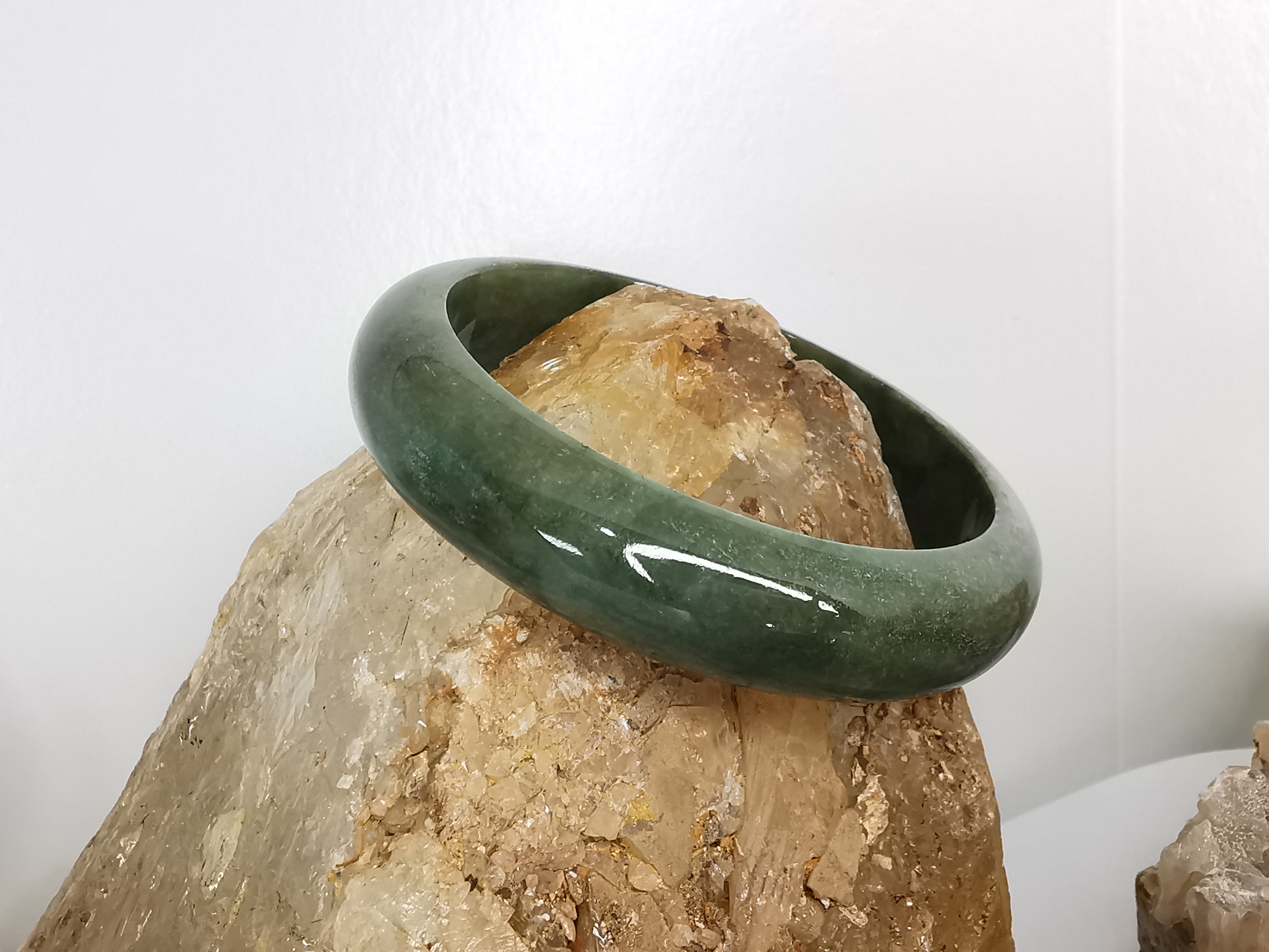 Green Bangle กำไลหยกเจไดต์แท้ Diameter/ เส้นผ่านศูนย์กลางด้านใน 58 mm.