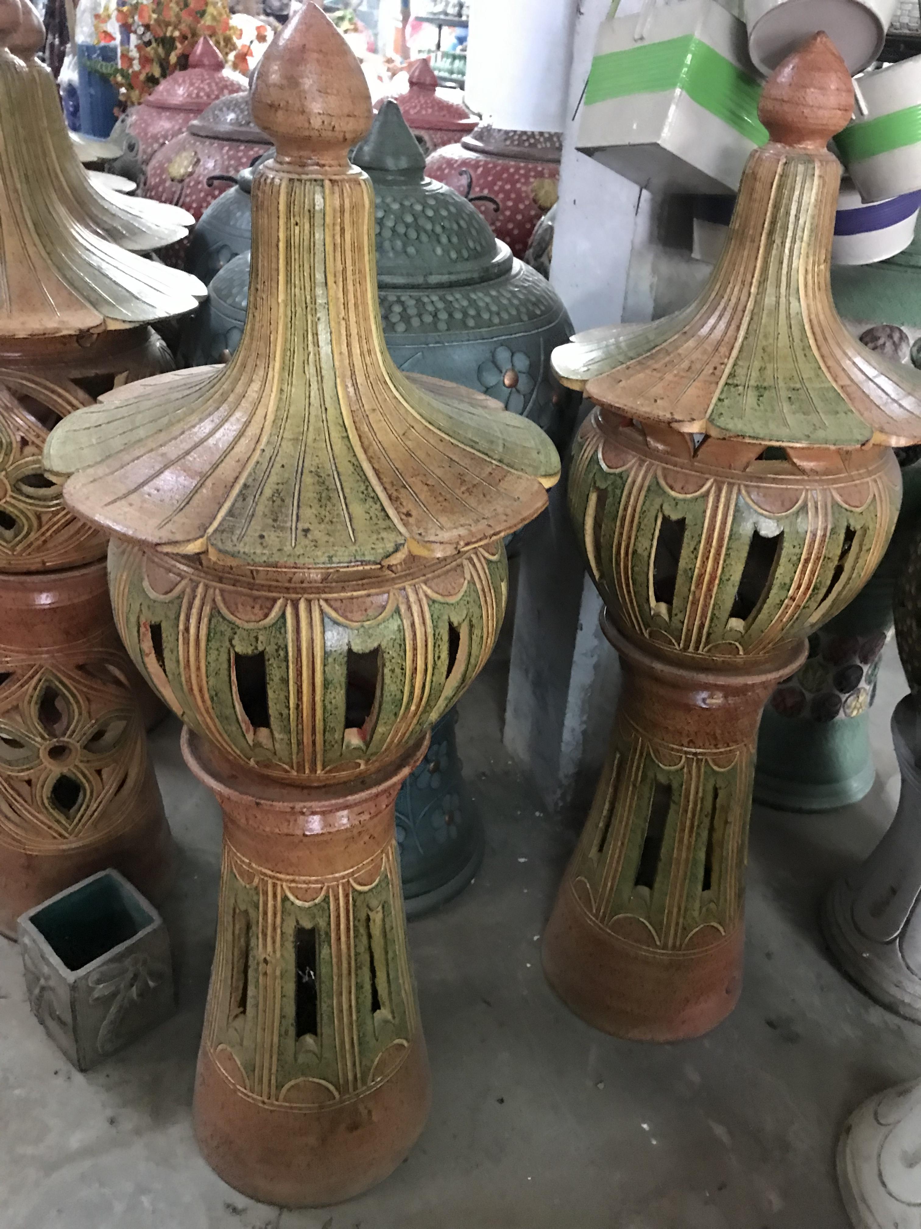 โคมไฟดินเผาทรงสูง