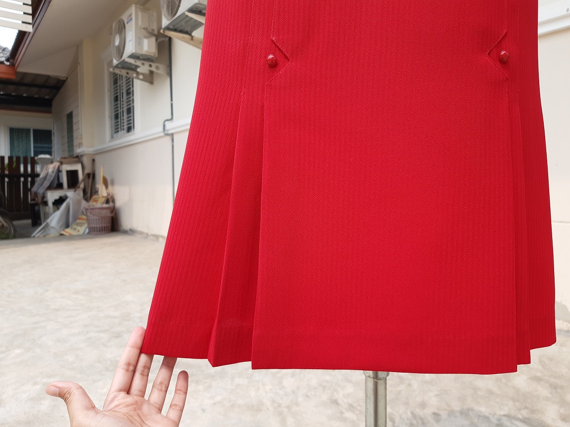 กระโปรงวินเทจสีแดงสด