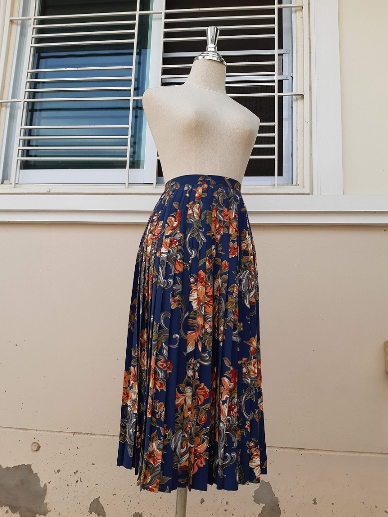 กระโปรงพลีทวินเทจลายดอกสีฟ้าน้ำเงิน