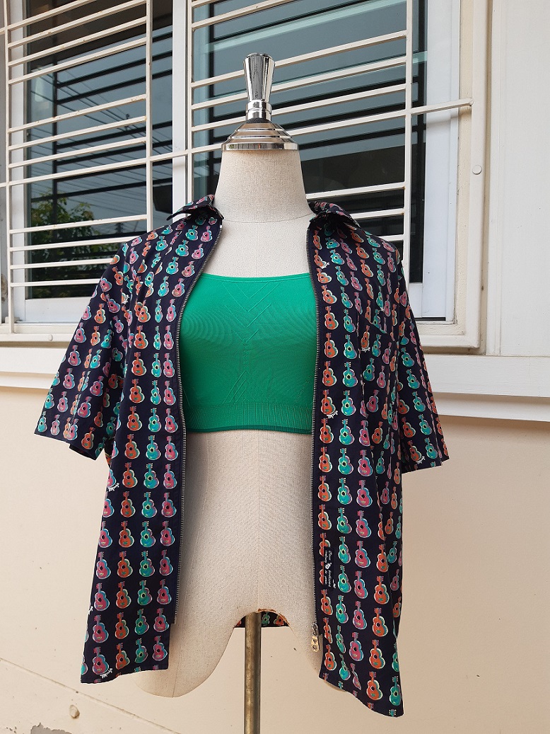 เสื้อเชิ้ตแขนสั้นสีกรมท่าลายกีต้าร์