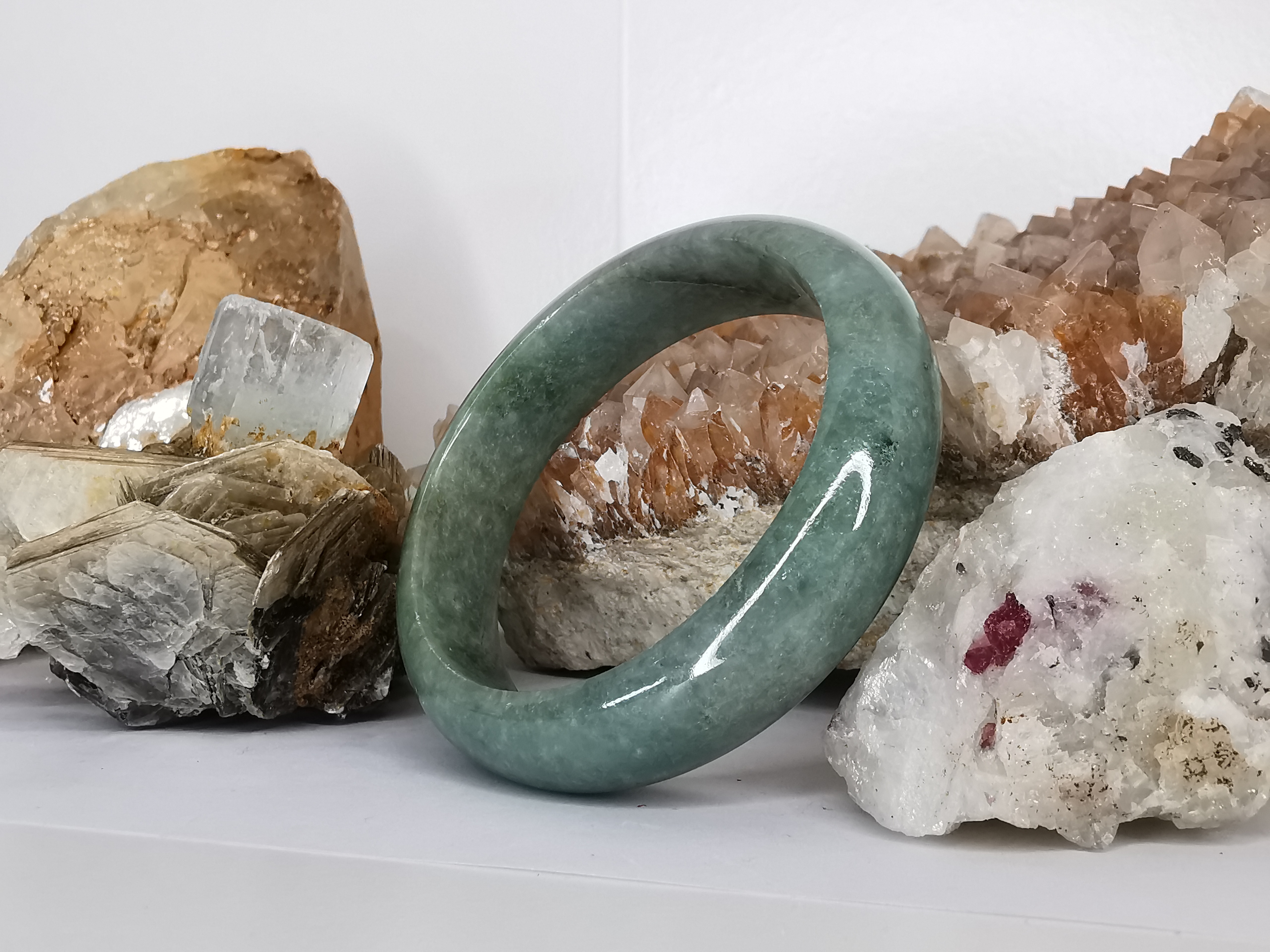 Green Bangle กำไลหยกเจไดต์แท้ Diameter/ เส้นผ่านศูนย์กลางด้านใน 57 mm.