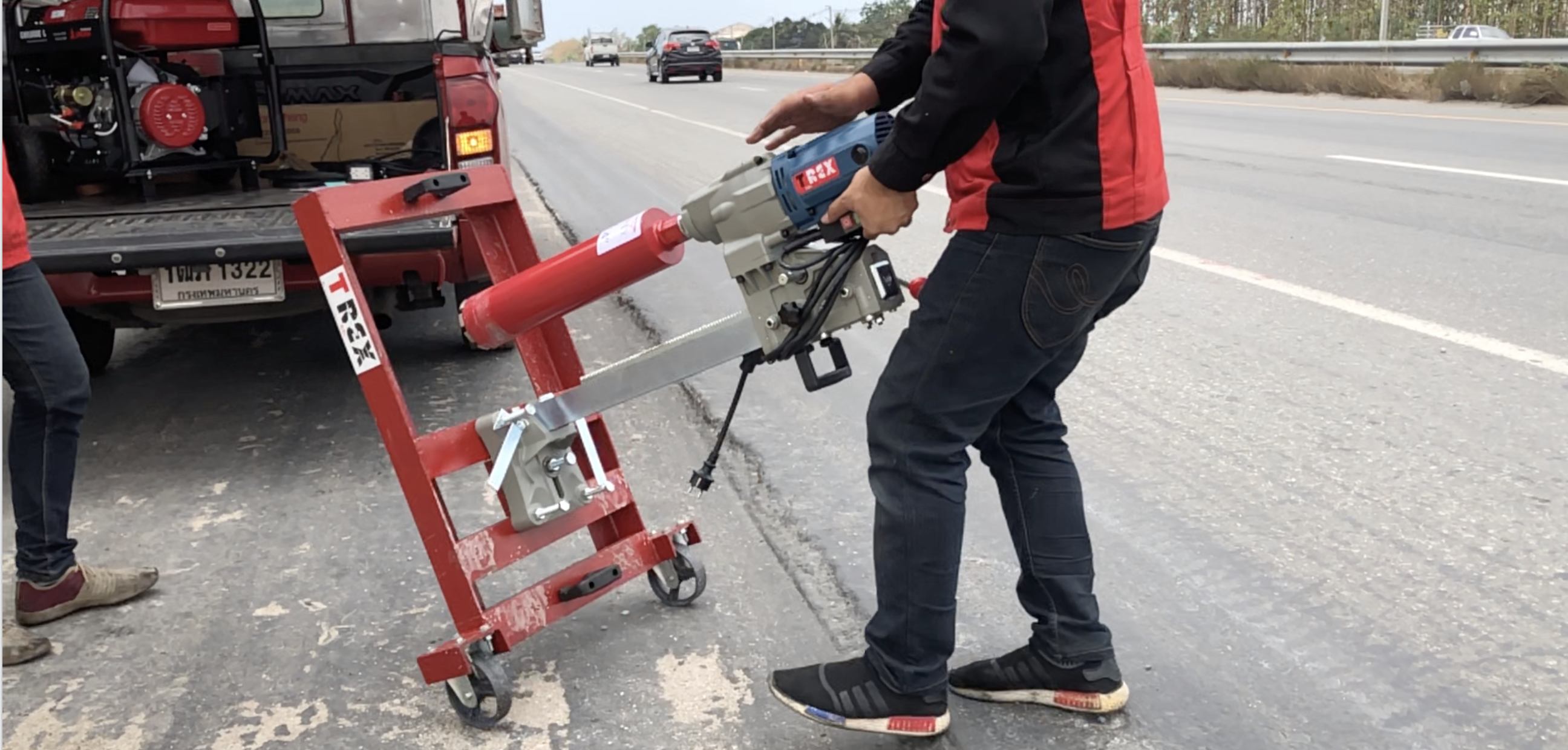 ชุดคอริ่งถนน T-REX พร้อมเครื่องปั่นไฟดีเซล 5kW รุ่นเก็บเสียง G5kW-S