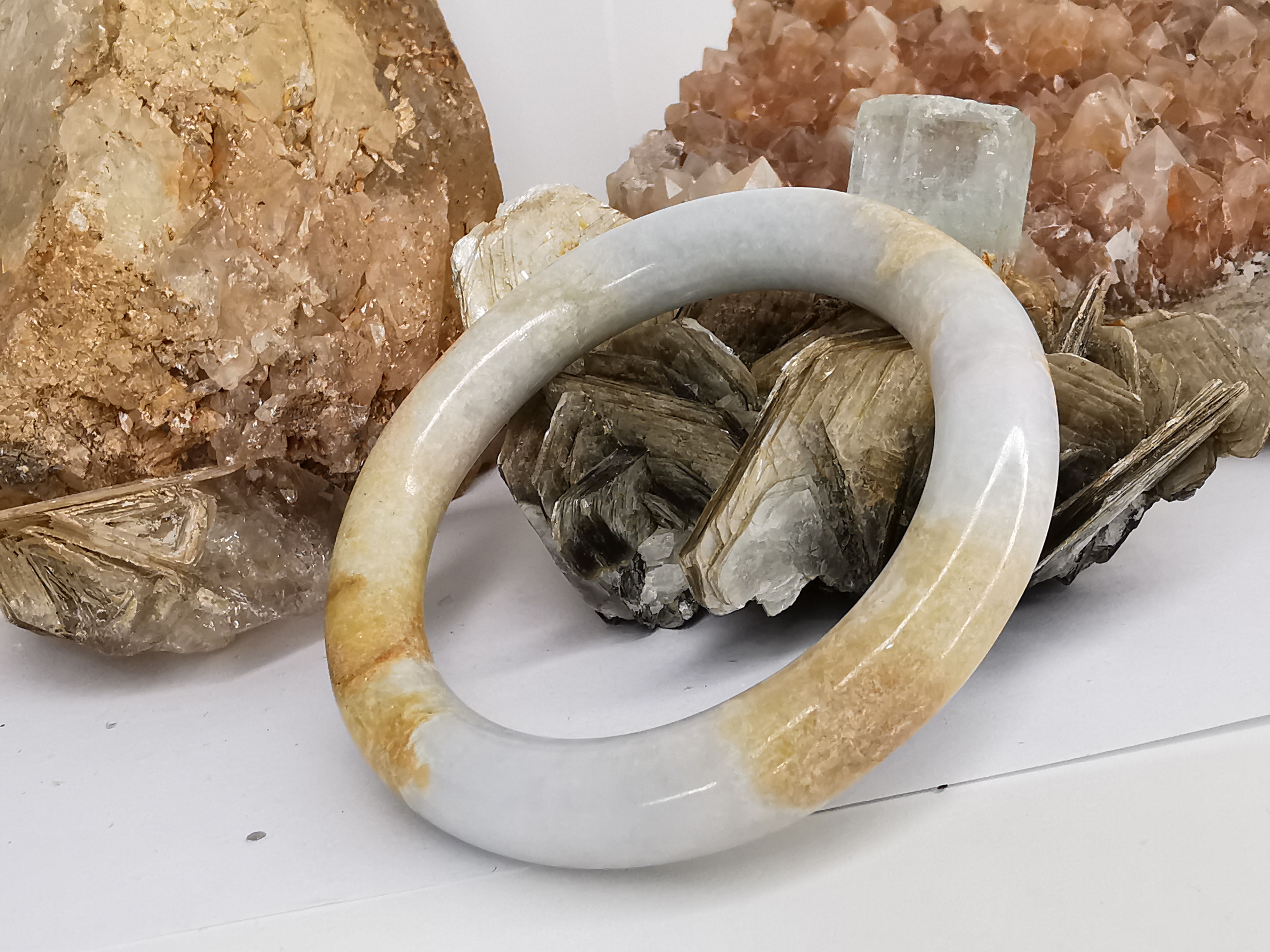 White Orange Jade Bangle กำไลหยกเจไดต์แท้ Diameter/ เส้นผ่านศูนย์กลางด้านใน 55 mm.