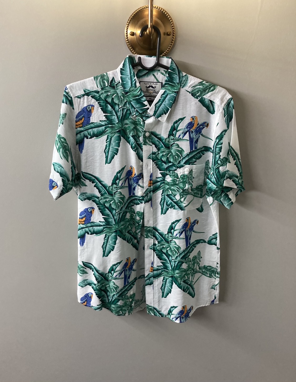 G 220312 เสื้อเชิ้ตฮาวายแขนสั้นลายใบไม้ Shirtoria ราคาเช่า 30 บาท ต่อ 1 วัน