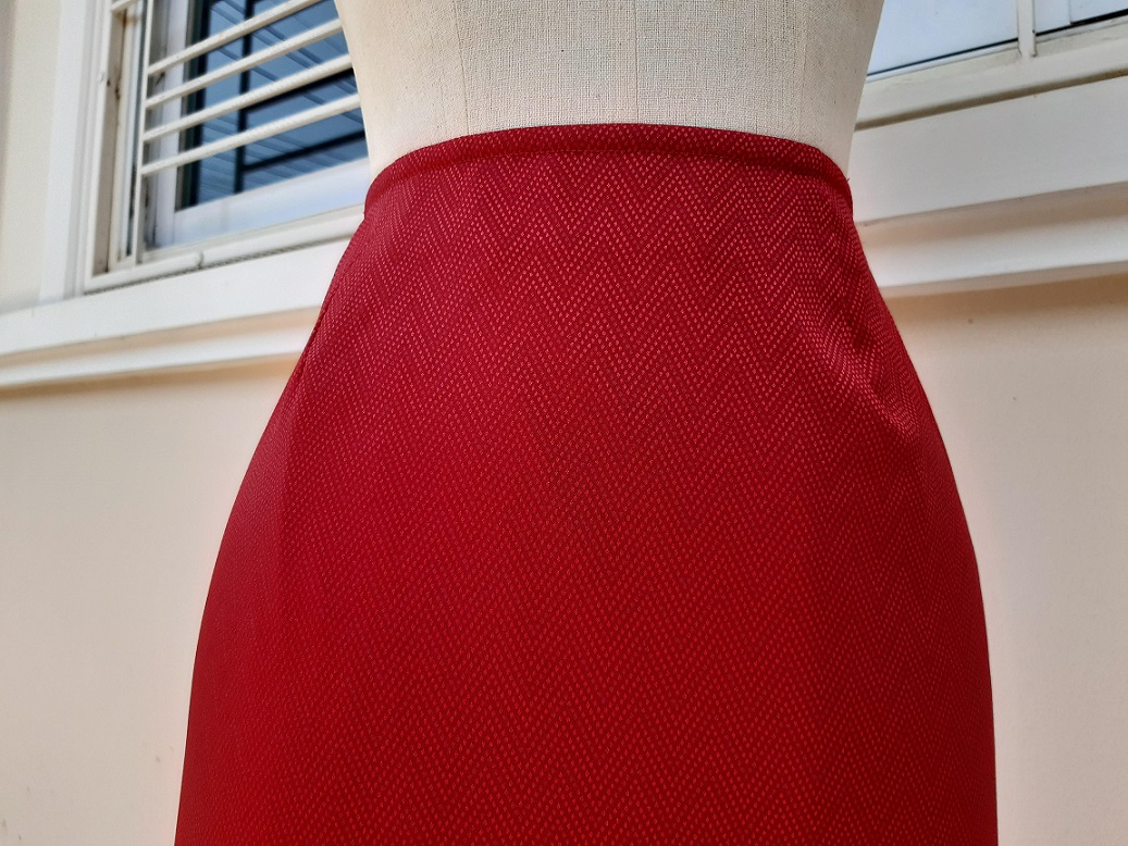 กระโปรงทรงเอสีแดง ผ้าลายก้างปลา ชายฉลุลูกไม้