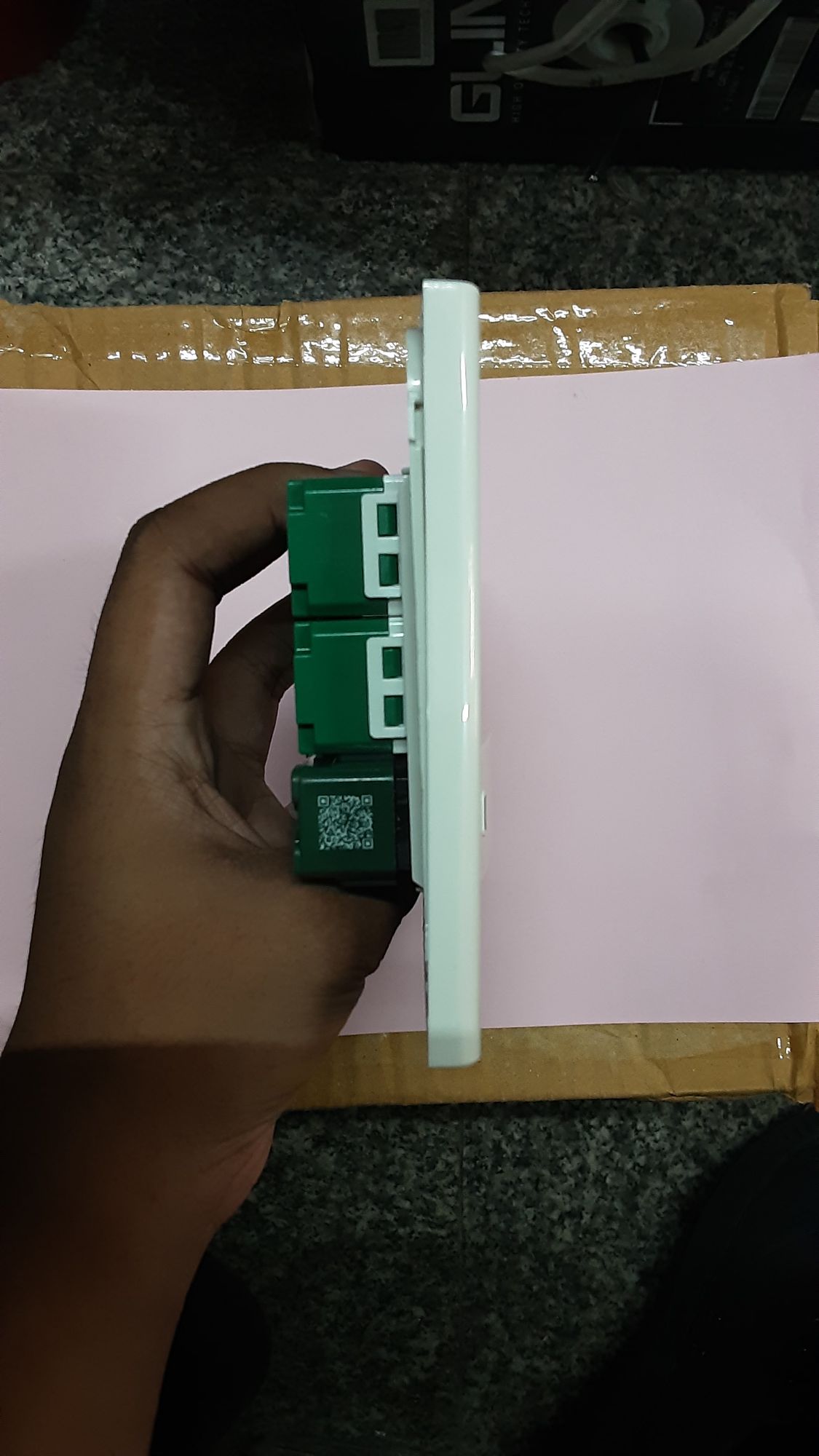 ชุดสวิตซ์ไฟสำเร็จ Panasonic เต้ารับเดียว 5 ช่อง สวิตซ์ 1 ช่อง พร้อมหน้ากาก 6 ช่อง บล็อกลอย4x4 สีขาว