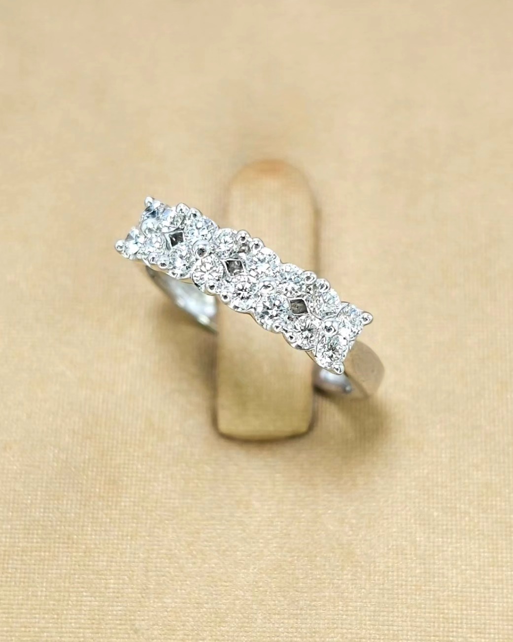 🚫ปิดการขาย(SoIdOut)🚫แหวนทองคำขาว 18K แบรนด์ Jubilee เพชรเกสร 2.45 ตัง 16 เม็ด รวม 39 ตัง น้ำ 97-99 ความสะอาด vvs ไซส์ 47 น้ำหนัก 3.06 กรัม ราคา 10900.-(Net)