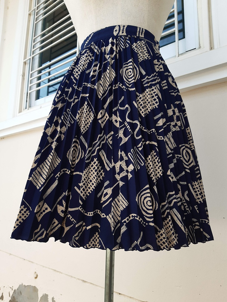 กระโปรงพลีทสั้นสีน้ำเงินเข้มลายกราฟฟิค