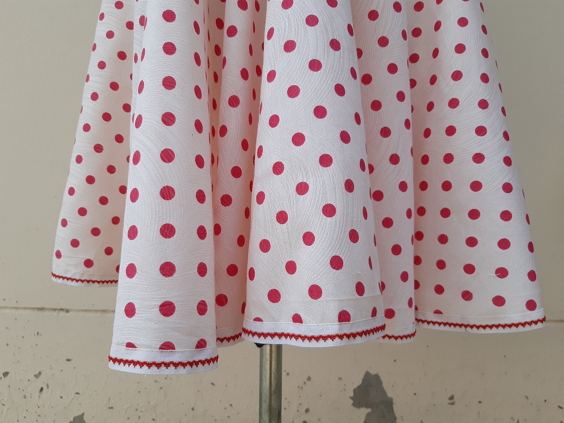 กระโปรงบานลายจุดสีชมพู