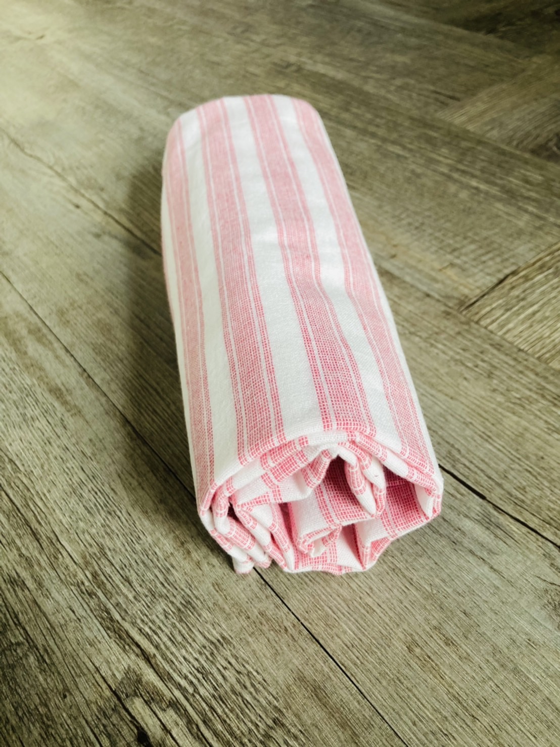 G 200042 ผ้าชาวเขาลายขาวแดง ราคาเช่า 30 บาท ต่อ 1 วัน