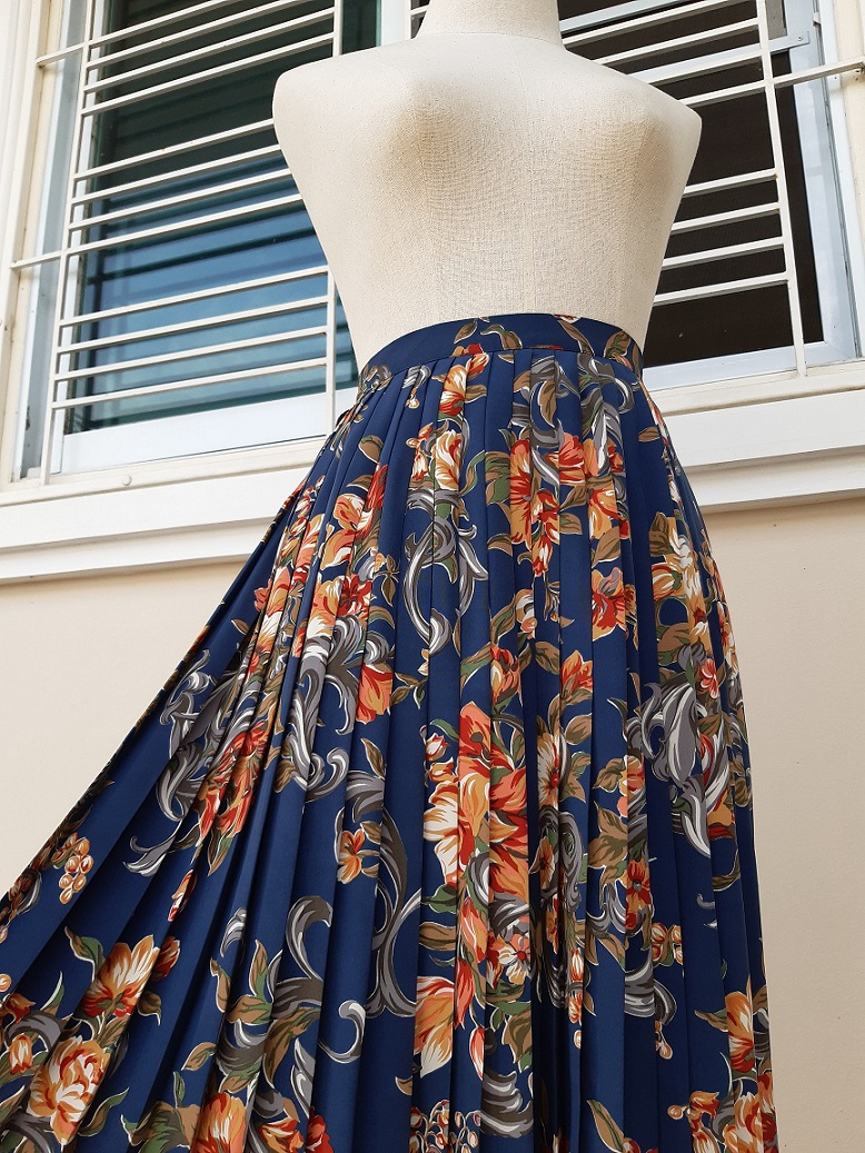 กระโปรงพลีทวินเทจลายดอกสีฟ้าน้ำเงิน