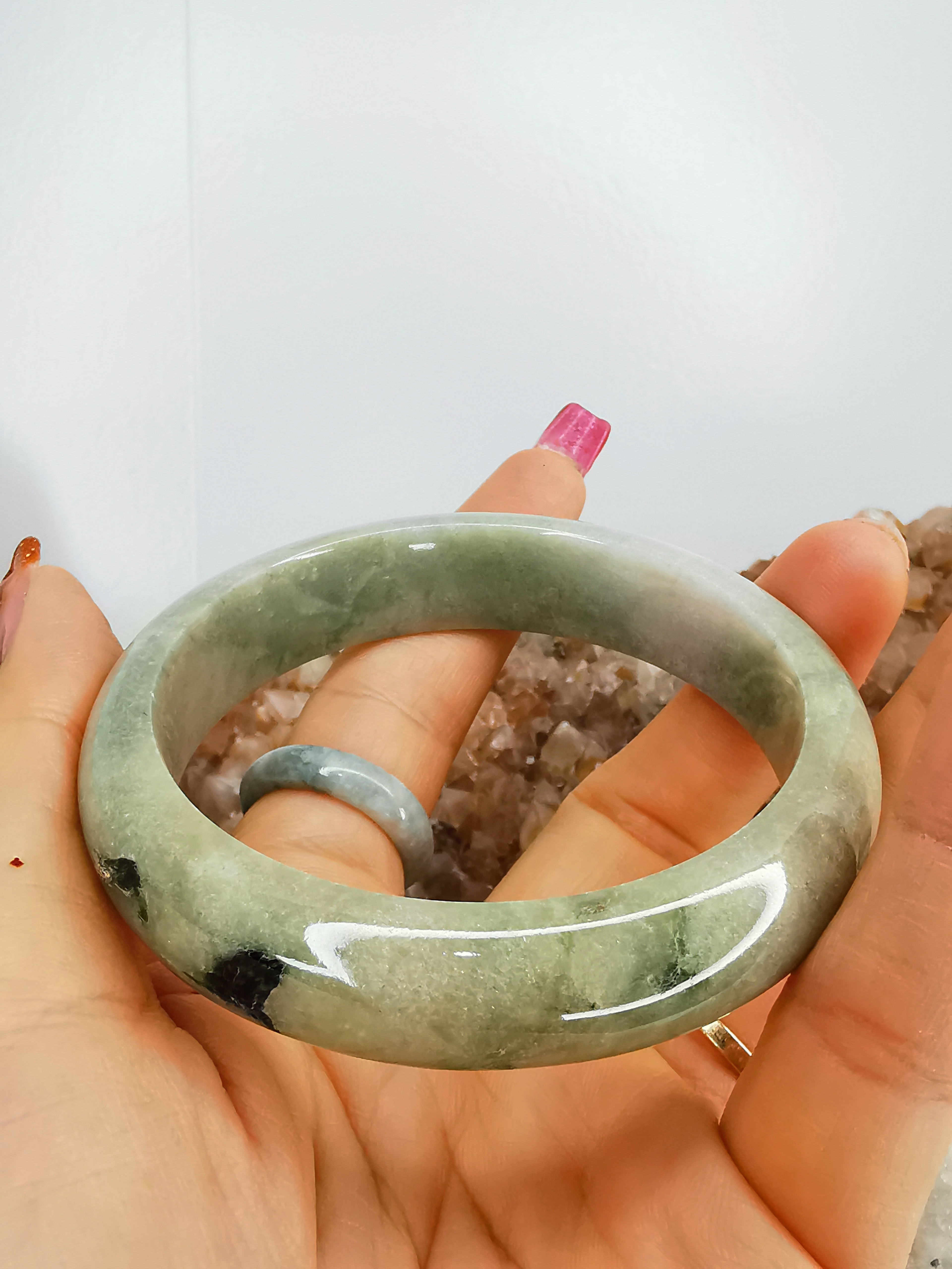 Green Yellow Bangle กำไลหยกเจไดต์แท้ Diameter/ เส้นผ่านศูนย์กลางด้านใน 58 mm.