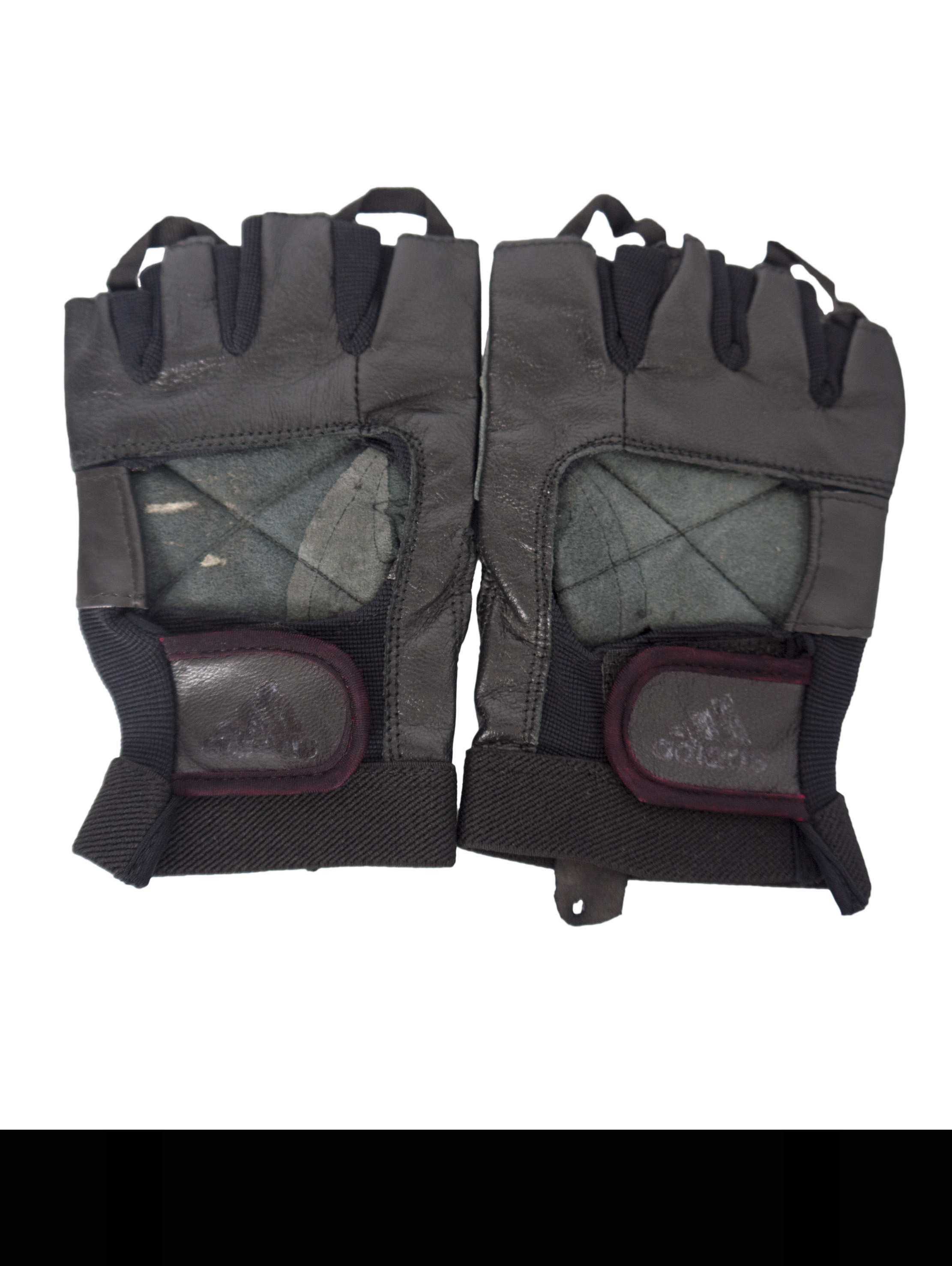 G 140064 ถุงมือหนังตัดนิ้ว adidas ราคาเช่า 70 บาท ต่อ 1 วัน