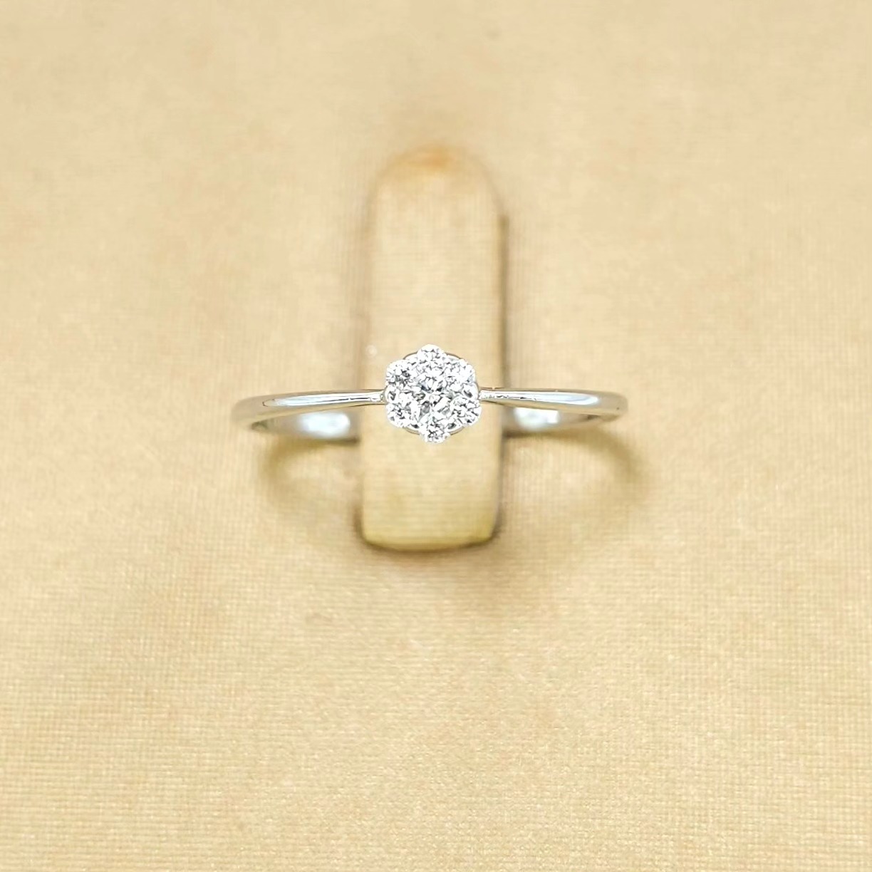 🚫ปิดการขาย(SoIdOut)🚫แหวนทองคำขาว 18K เพชรเกสร 2 ตัง 1 เม็ด 1.5 ตัง 6 เม็ด 0.5 ตัง 21 เม็ด รวม 21.5 ตัง น้ำ 96-97 ความสะอาด vvs-vs แหวนแยกเป็น 2 วงได้ ไซส์ 47.5 น้ำหนัก 2.57 กรัม ราคา 6990.-(Net)