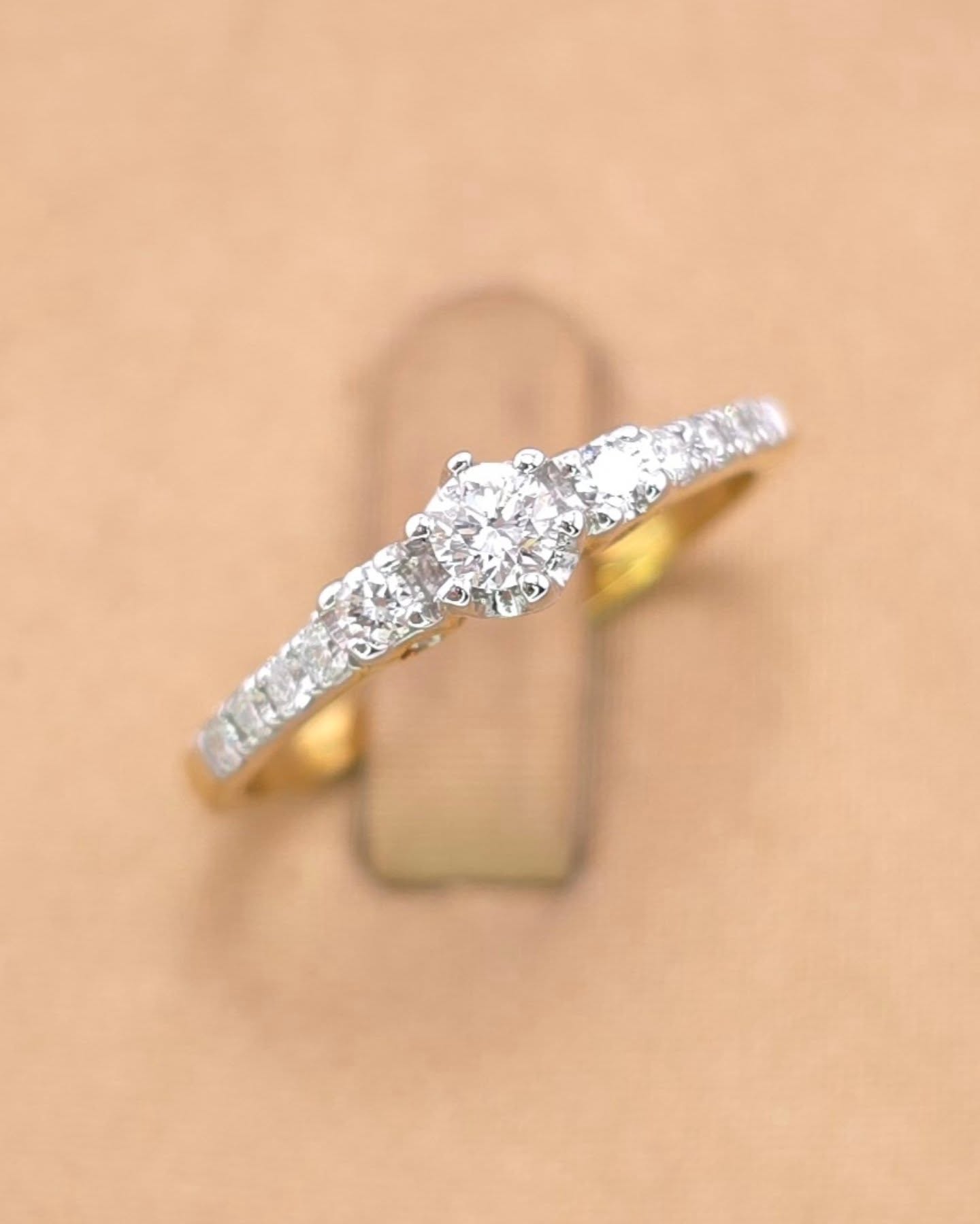 แหวนทองคำ 18K เพชรเกสร 12 ตัง 1 เม็ด 3 ตัง 2 เม็ด 1.5 ตัง 8 เม็ด รวม 30 ตัง น้ำ 96-98 ความสะอาด vvs-vs ไซส์ 53 น้ำหนัก 2.2 กรัม ราคา 8,900.-(Net)