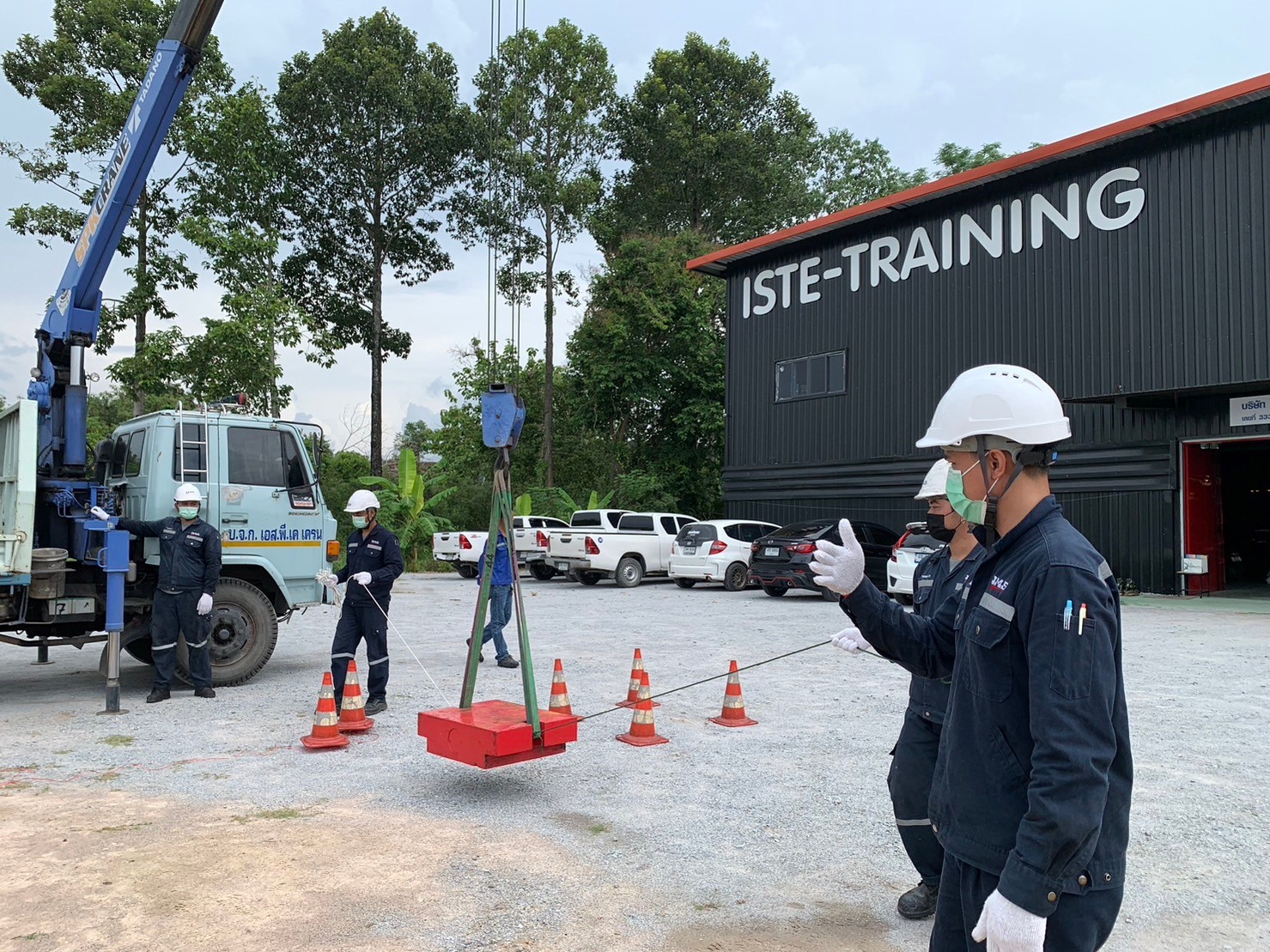 อบรมหลักสูตรเครน 4 ผู้ หลักสูตร ผู้บังคับปั้นจั่น ผู้ให้สัญญาณแก่ผู้บังคับปั้นจั่น ผู้ยึดเกาะวัสดุ และผู้ควบคุมการใช้ปั้นจั่น สำหรับปั้นจั่นชนิดเคลื่อนที่ กฎหมายใหม่ อบรม Public บาท / ท่าน อบรมเครนหลักสูตร ภาษาอังกฤษ