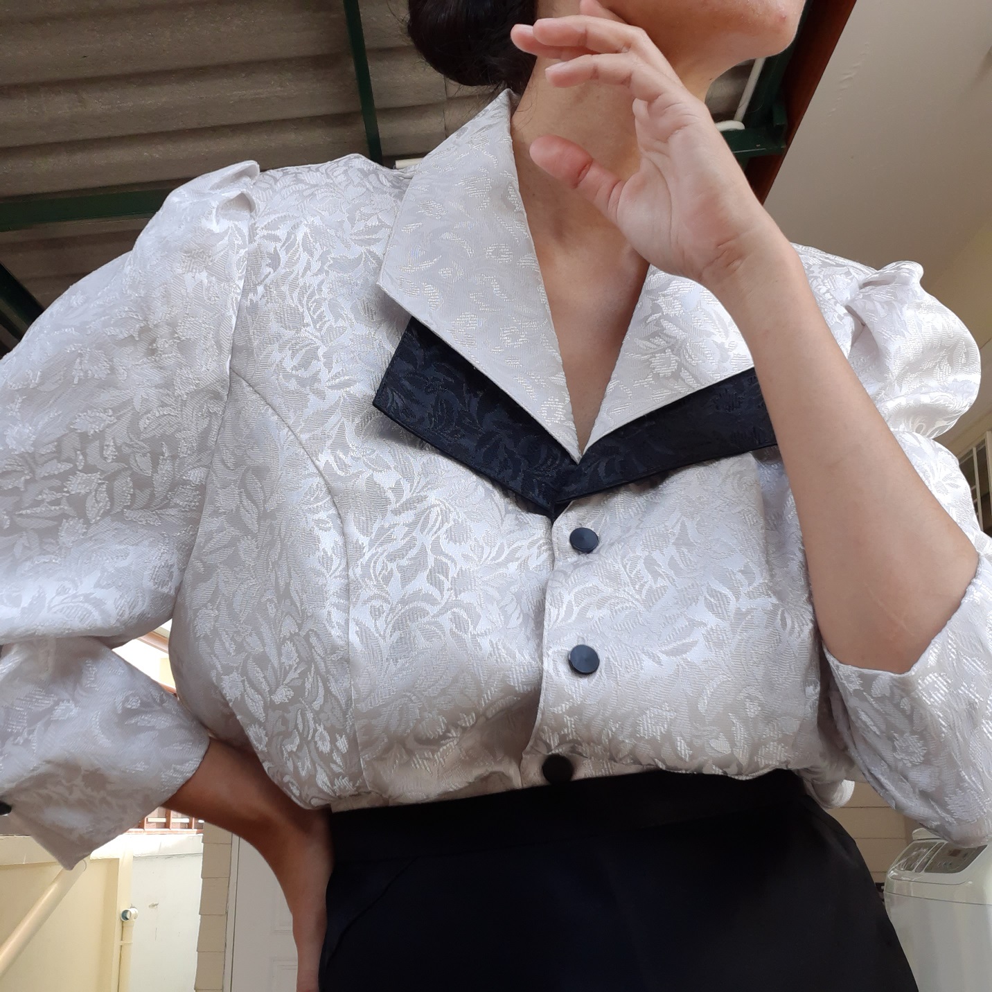 เสื้อเชิ้ตทรงสูทสีขาวมุก