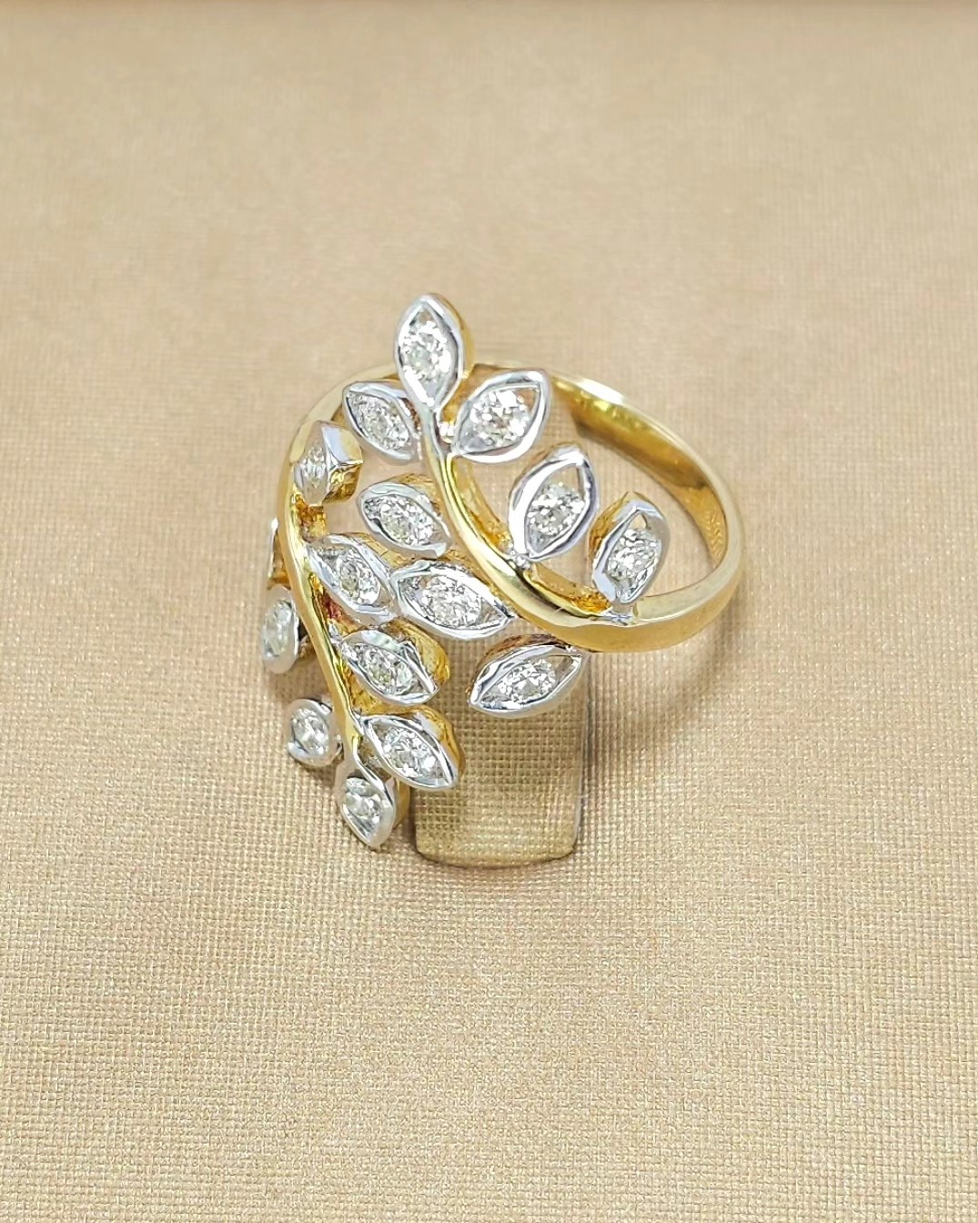 🚫ปิดการขาย(SoIdOut)🚫 แหวนทองคำ 18K เพชรเกสร 4 ตัง 16 เม็ด รวม 64 ตัง น้ำ 95-96 ความสะอาด vvs-vs หน้ากว้าง 22 มิล ไซส์ 50 น้ำหนัก 3.67 กรัม ราคา 11,500.-(Net)